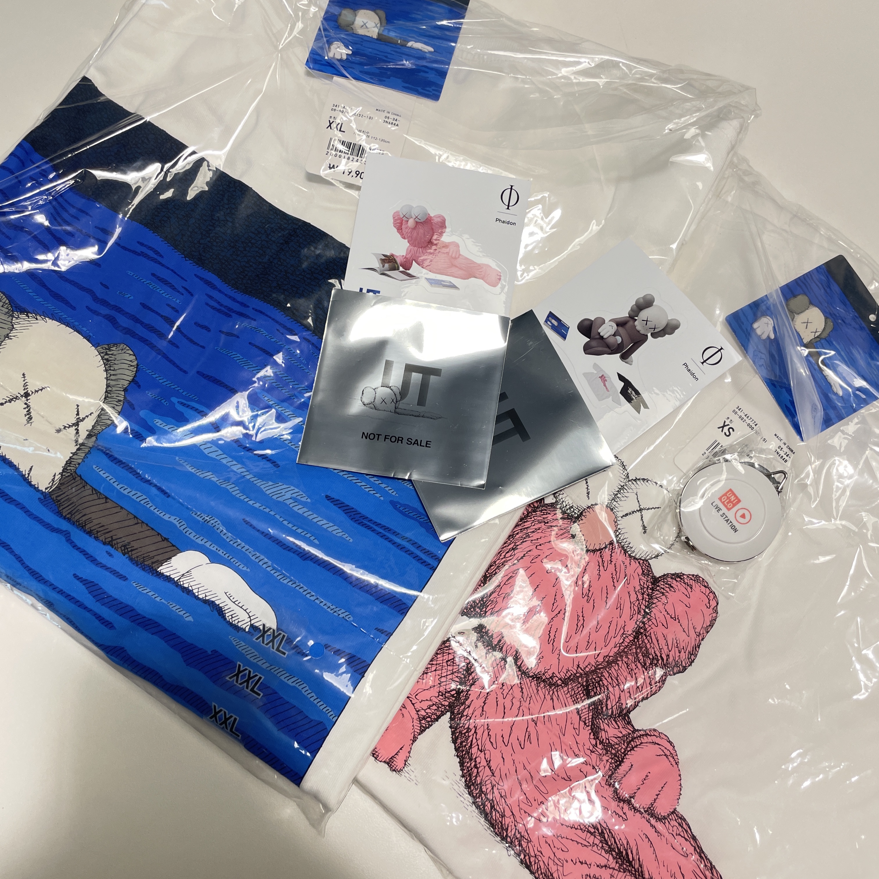 Uniqlo UT x Kaws Short Sleeve Graphic T-Shirt White, Uniqlo UT x Kaws Short Sleeve Graphic T-Shirt White 착용 스타일 - 3