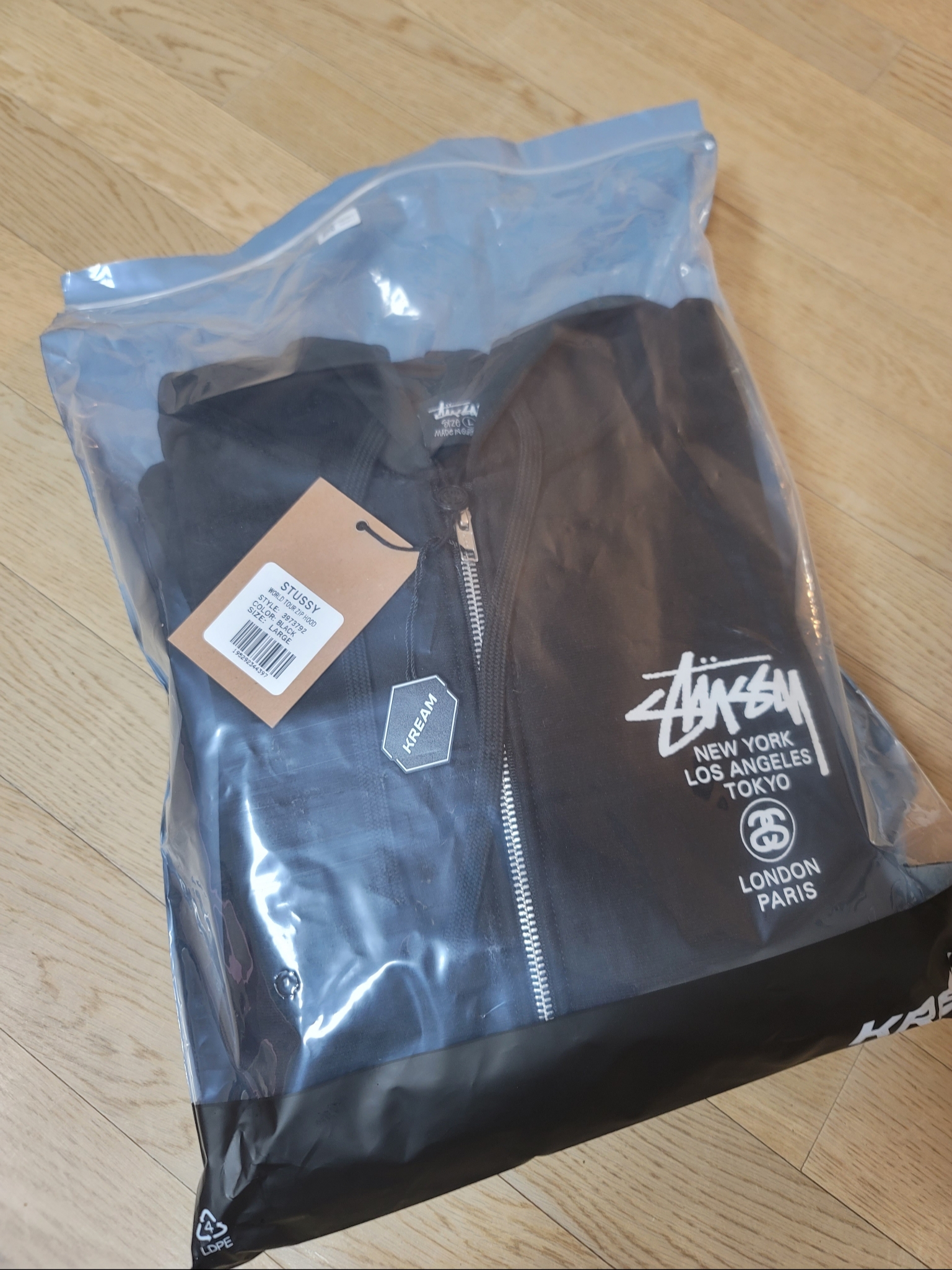 Stussy World Tour Zip Hoodie Black 2023 착용 스타일 - 1