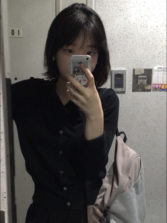 Mischief Rhombus Backpack Pink Grey 착용 스타일 - 1
