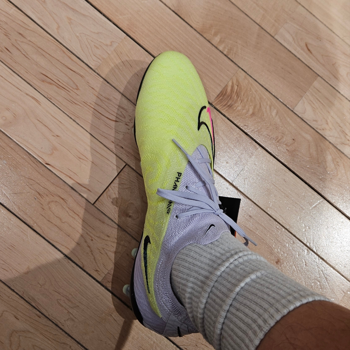 Nike Gripknit Phantom GX Elite FG Barely Volt 착용 스타일