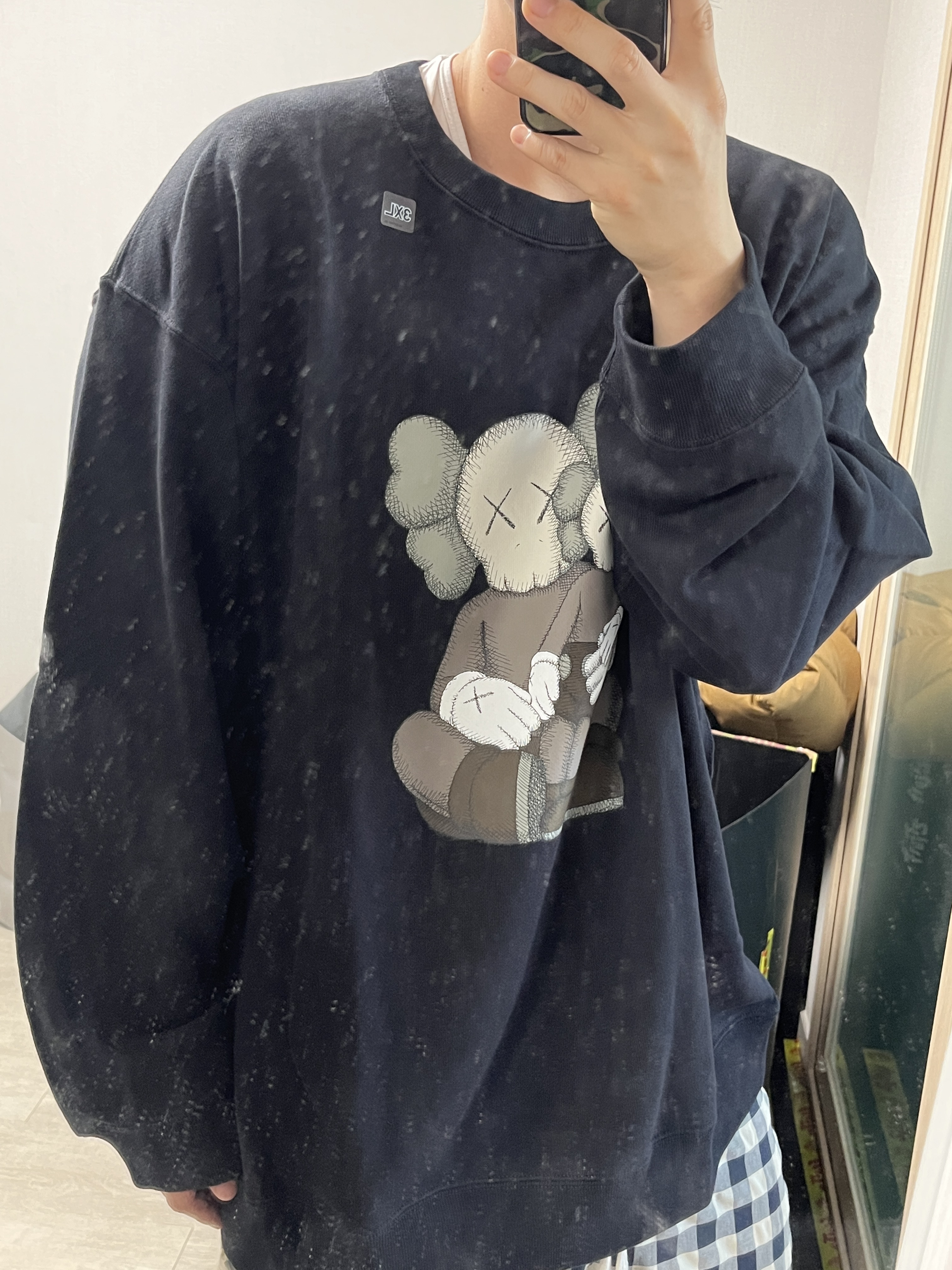 Uniqlo UT x Kaws Long Sleeve Sweatshirt Black 착용 스타일 - 1