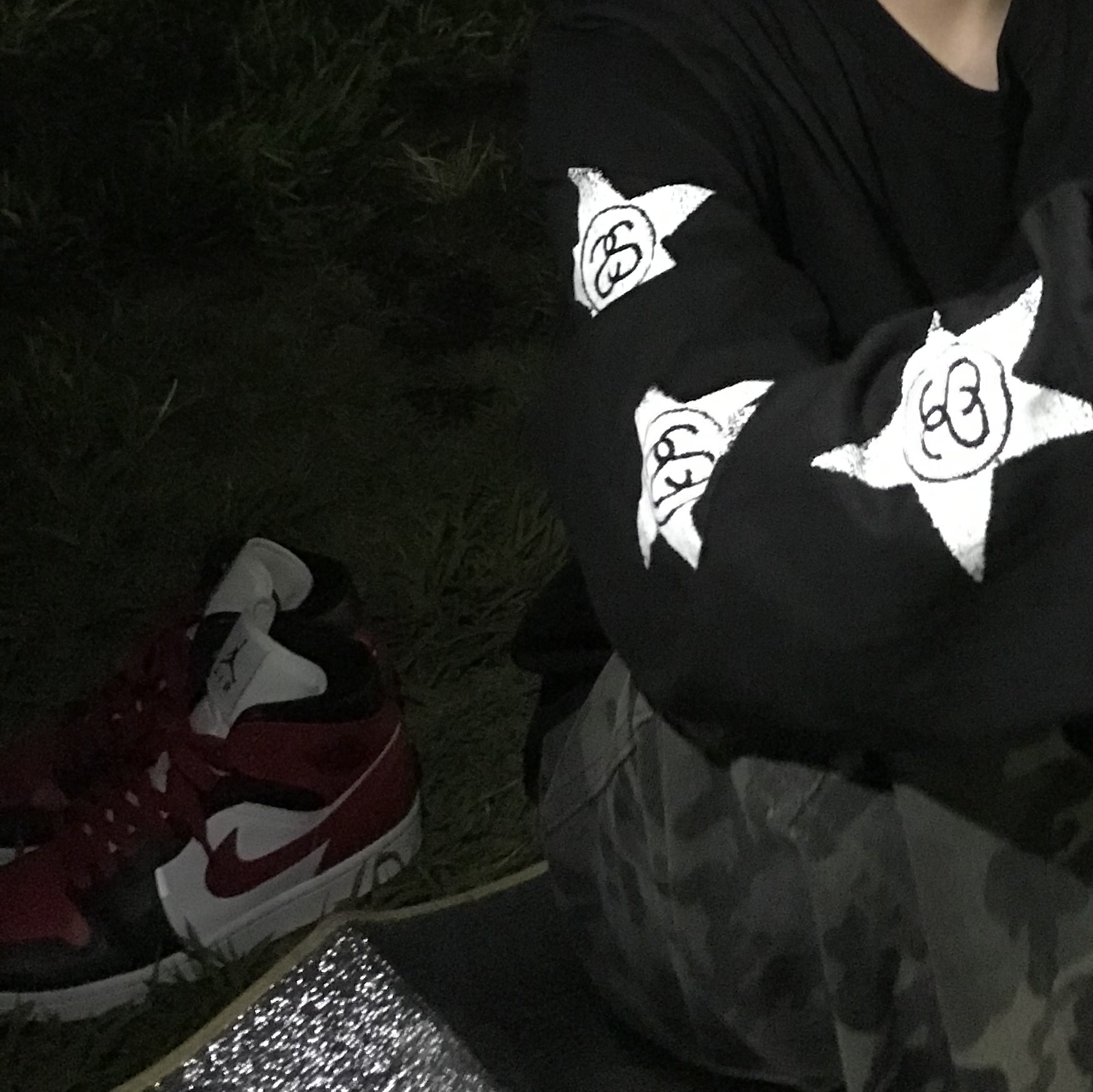 Stussy Stars LS T-Shirt Black, (W) Jordan 1 Mid Black and Gym Red 착용 스타일
