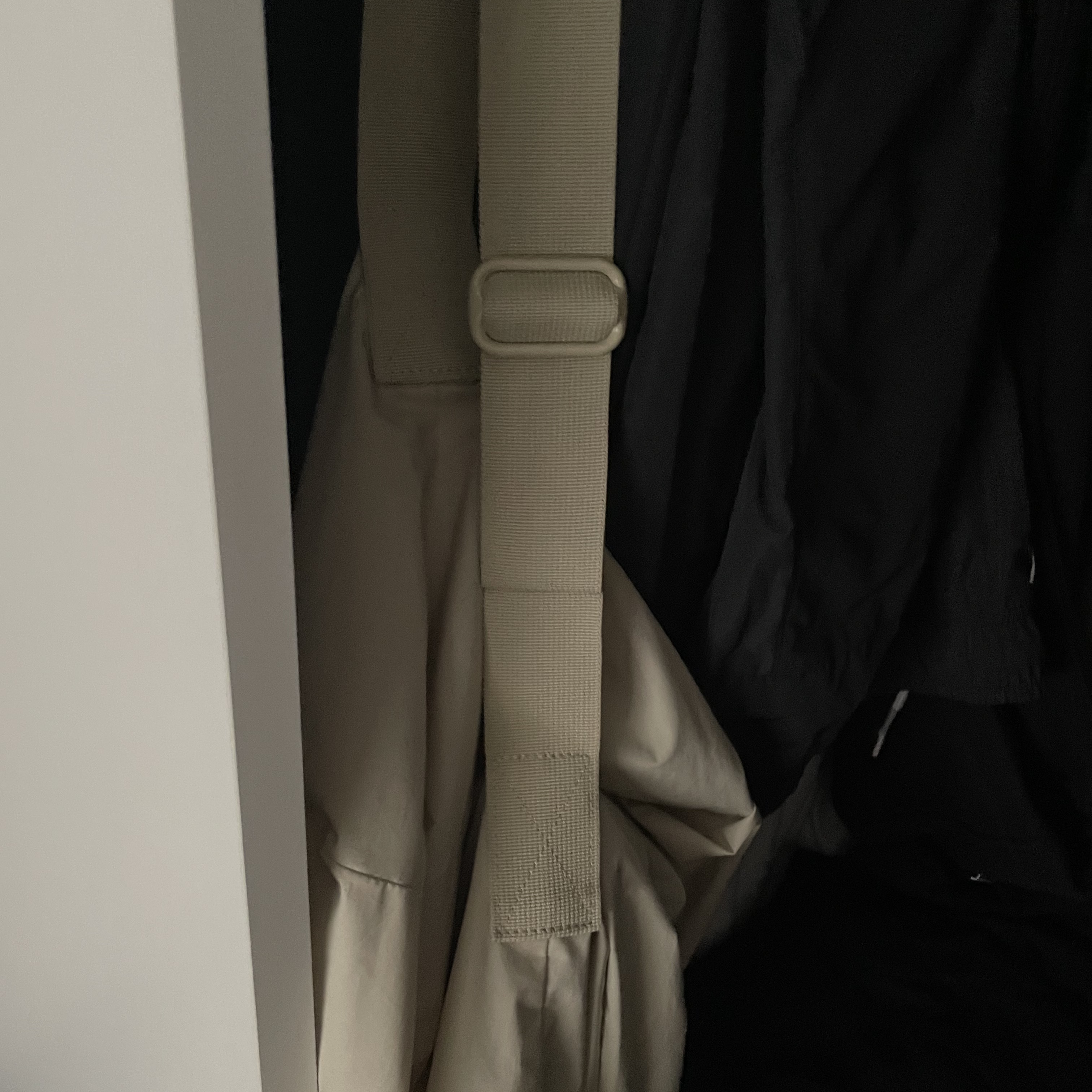 Uniqlo U Drawstring Shoulder Bag Natural 착용 스타일