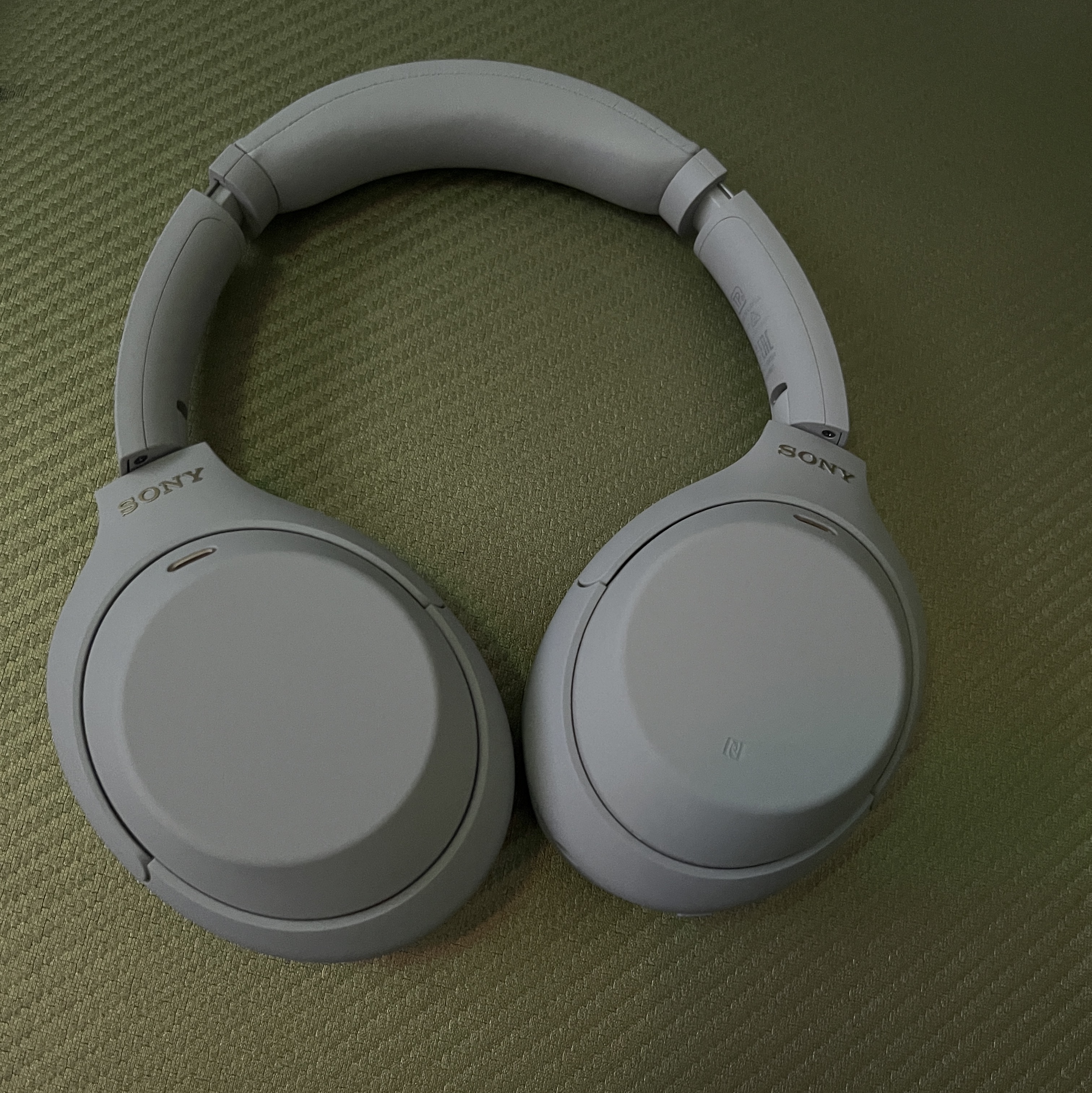 Sony WH-1000XM4 Platinum Silver (Korean Ver.) 착용 스타일 - 1