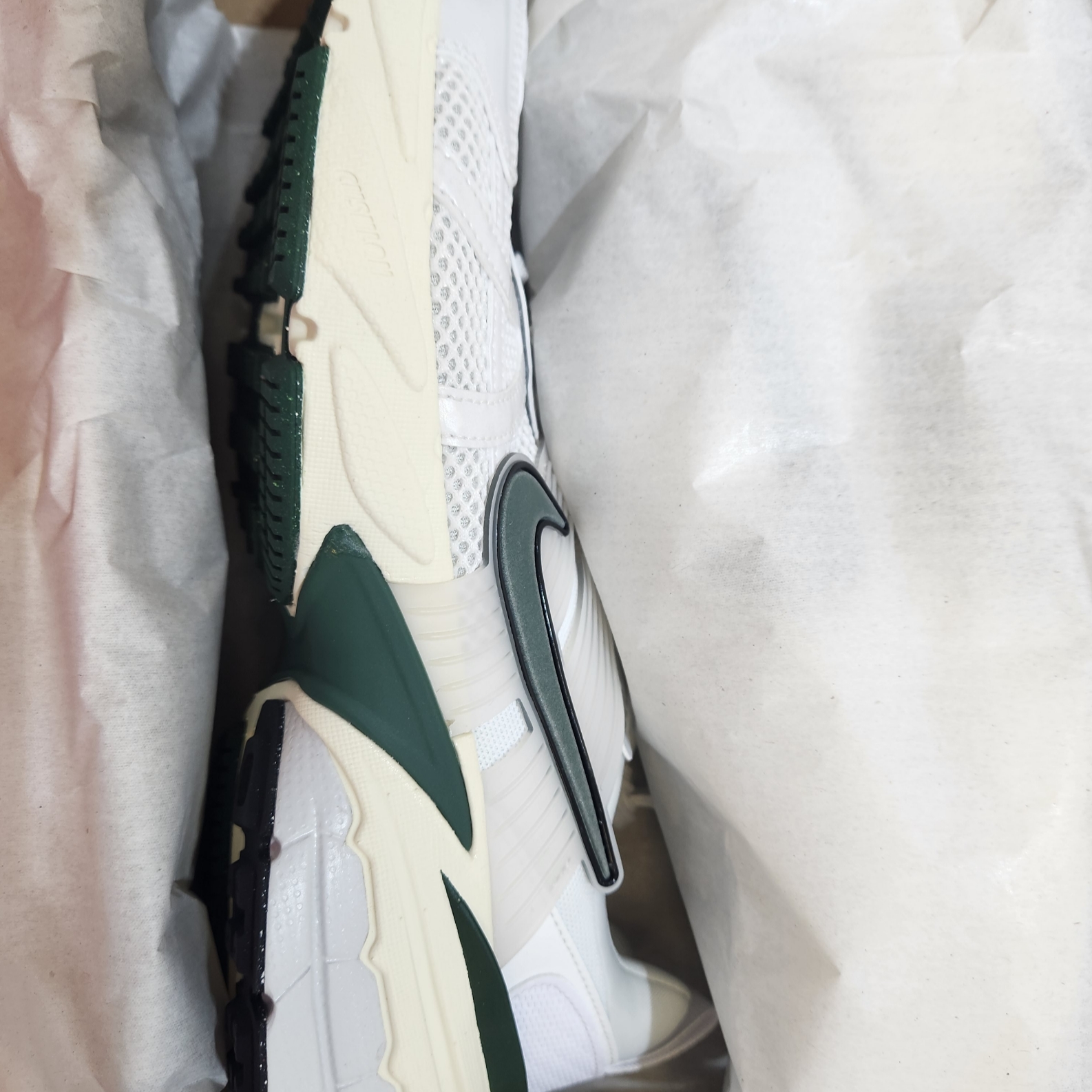 Nike V2K Run White Fir 착용 스타일