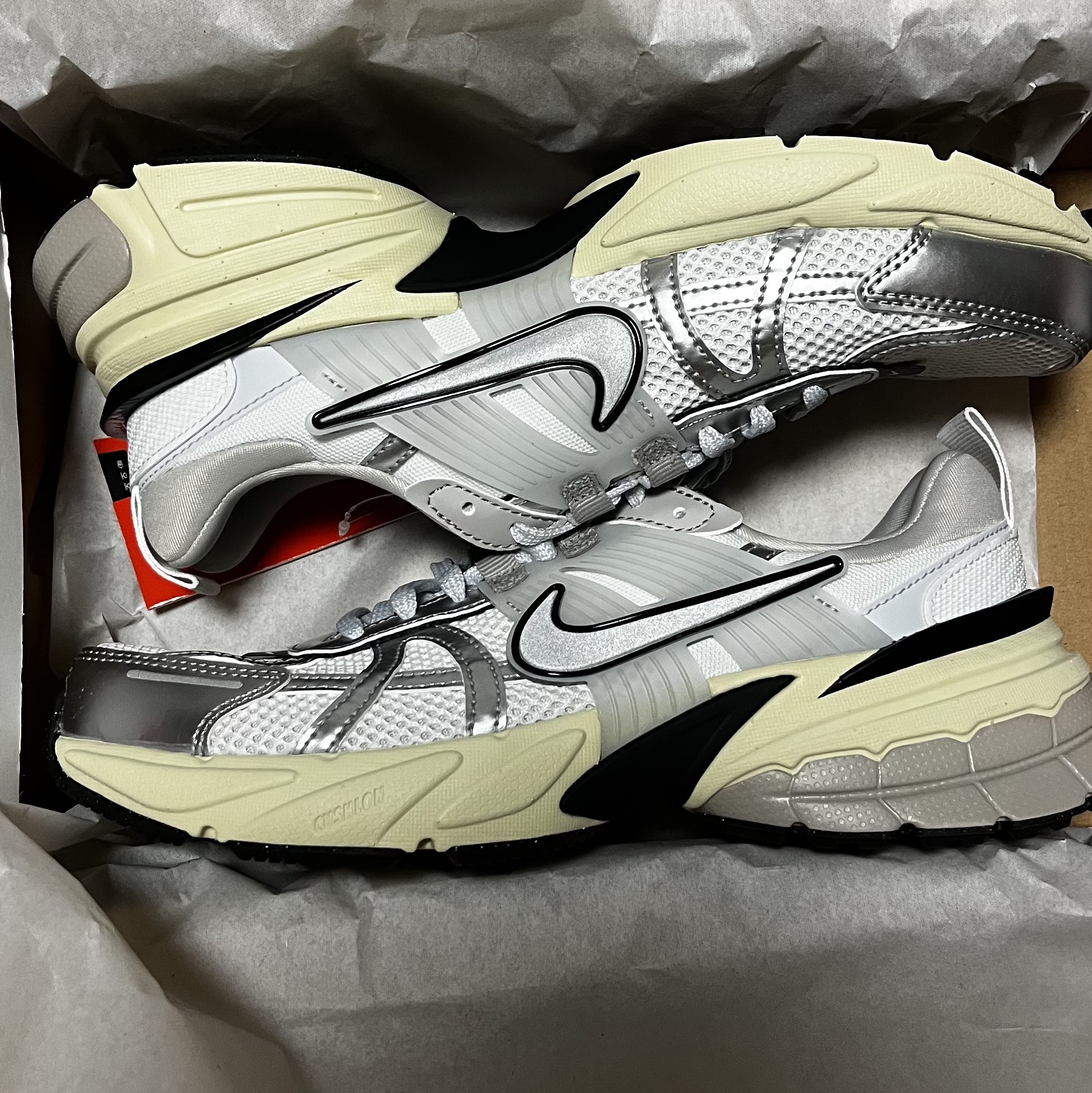 Nike V2K Run Summit White Metallic Silver 착용 스타일