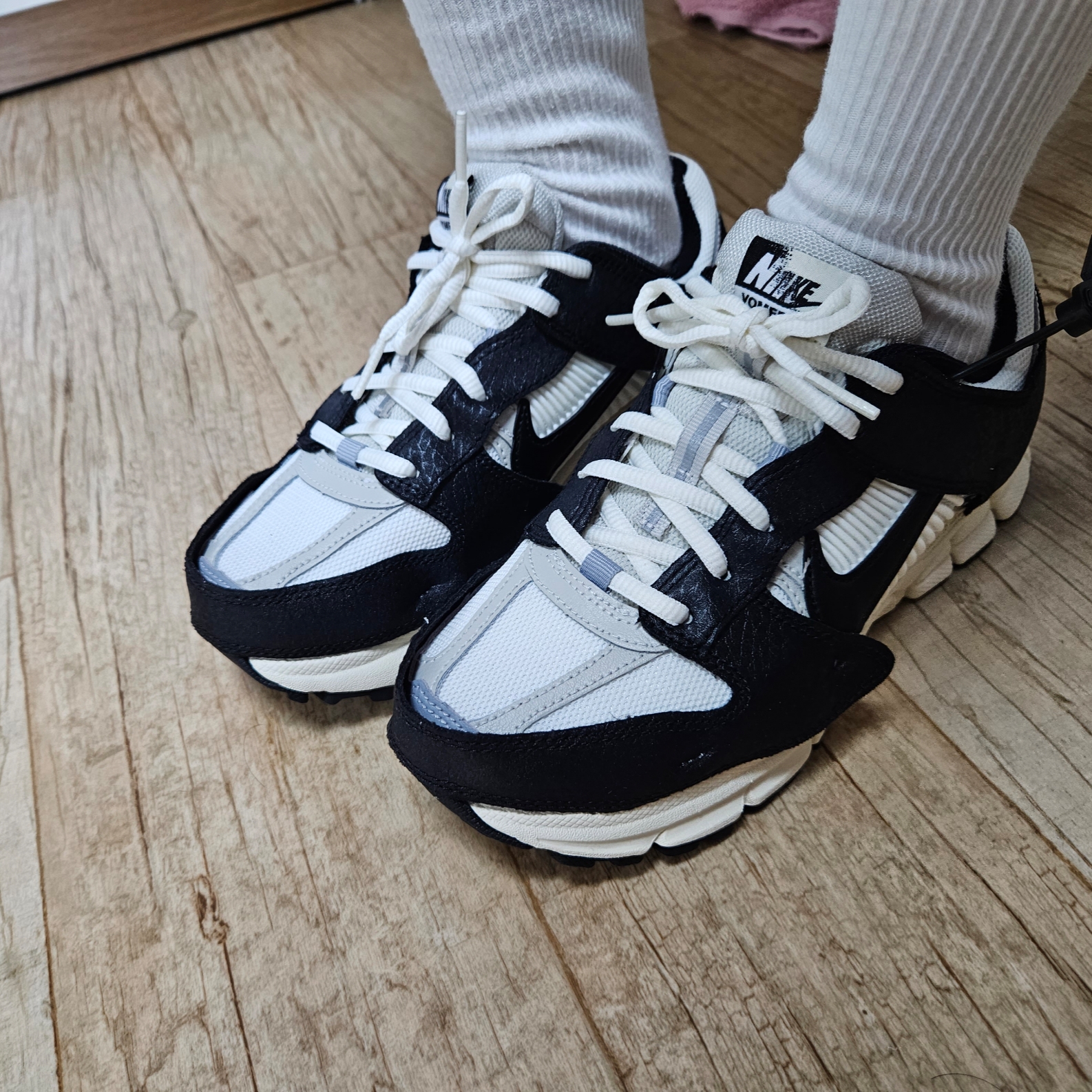 (W) Nike Zoom Vomero 5 Wolf Grey and Black 착용 스타일 - 1