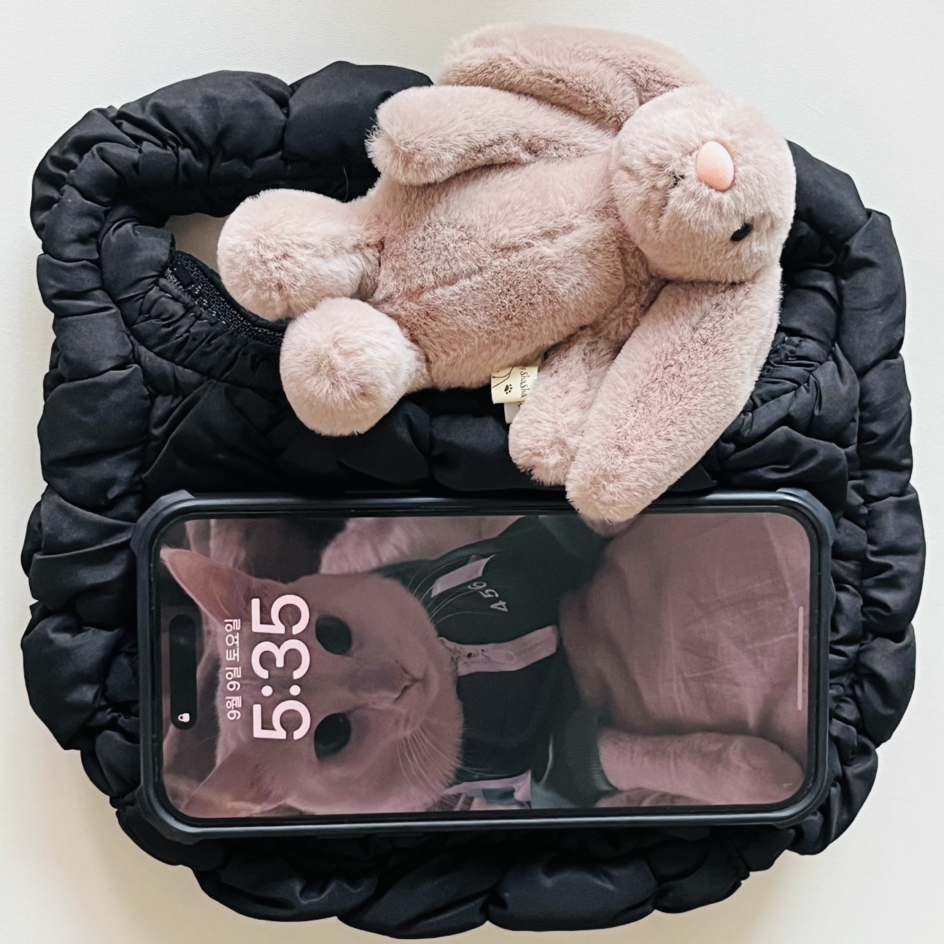 COS Quilted Micro Bag Black 착용 스타일 - 2