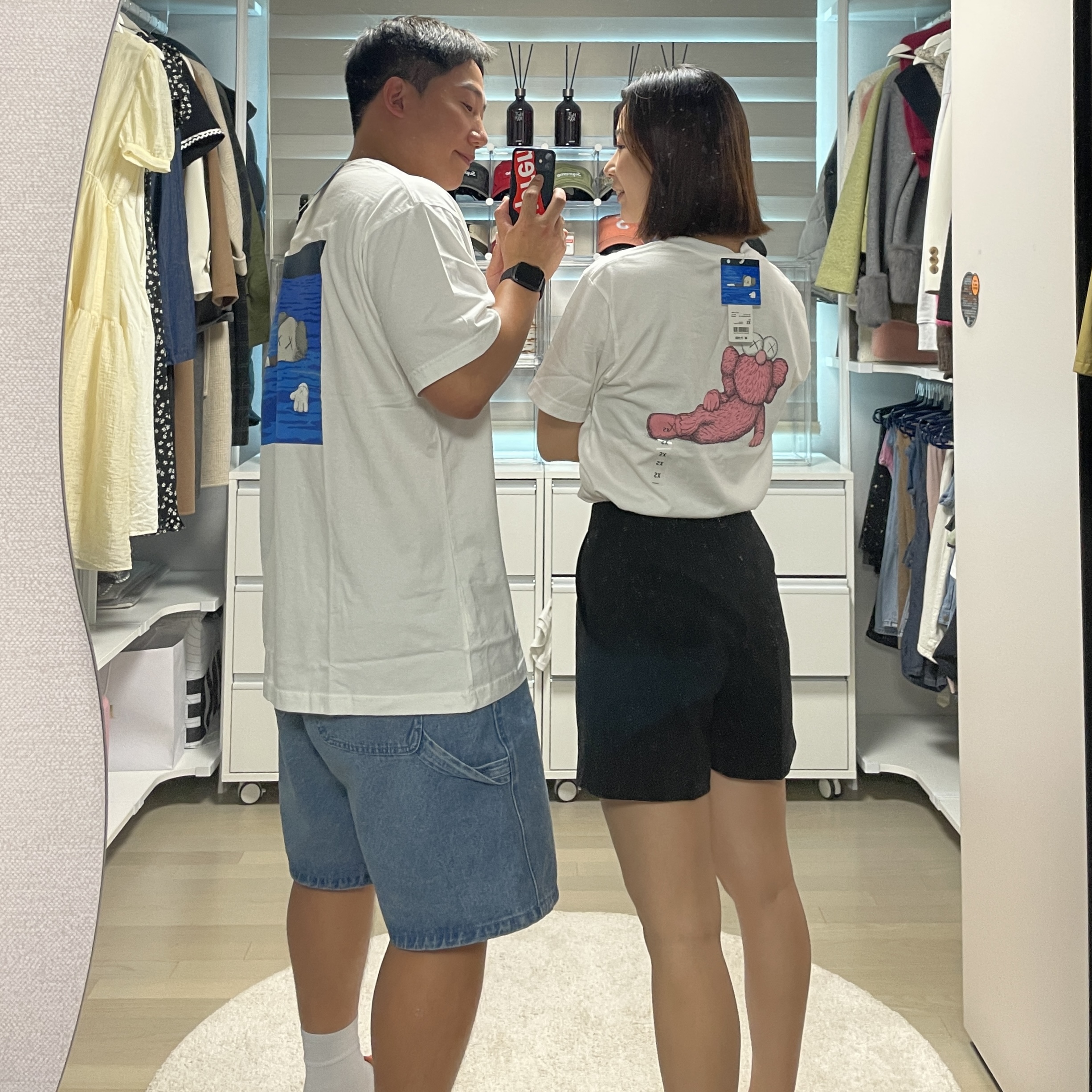 Uniqlo UT x Kaws Short Sleeve Graphic T-Shirt White, Uniqlo UT x Kaws Short Sleeve Graphic T-Shirt White 착용 스타일 - 1