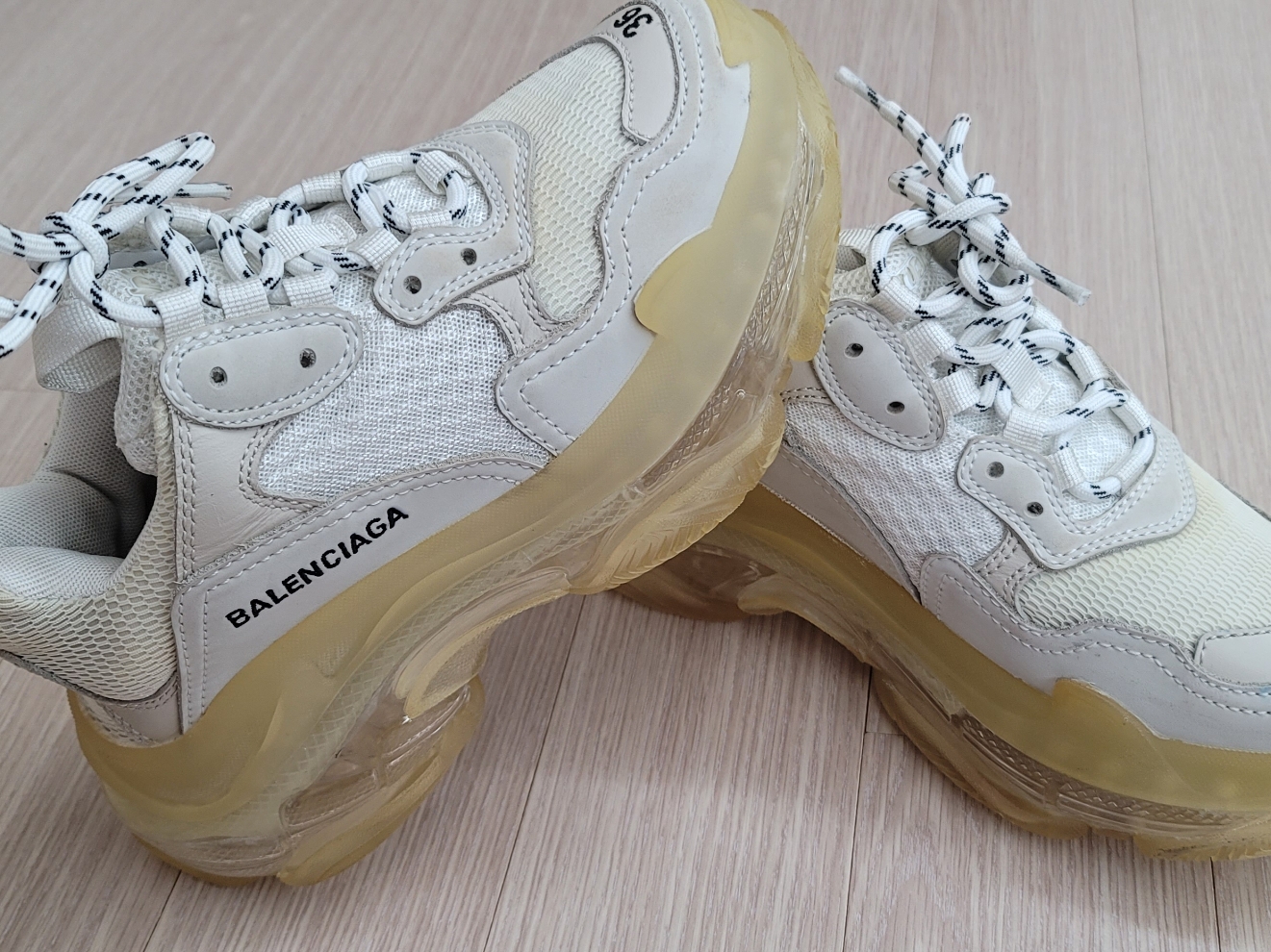 (W) Balenciaga Triple S Clear Sole White 2019 착용 스타일 - 3