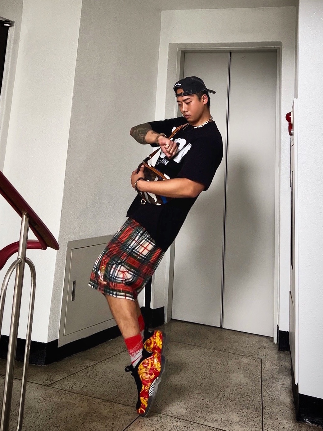 Supreme Pigment Canvas S Logo 6-Panel Black - 23SS, Supreme Intarsia Spellout S/S Top Black - 21SS 착용 스타일 - 1