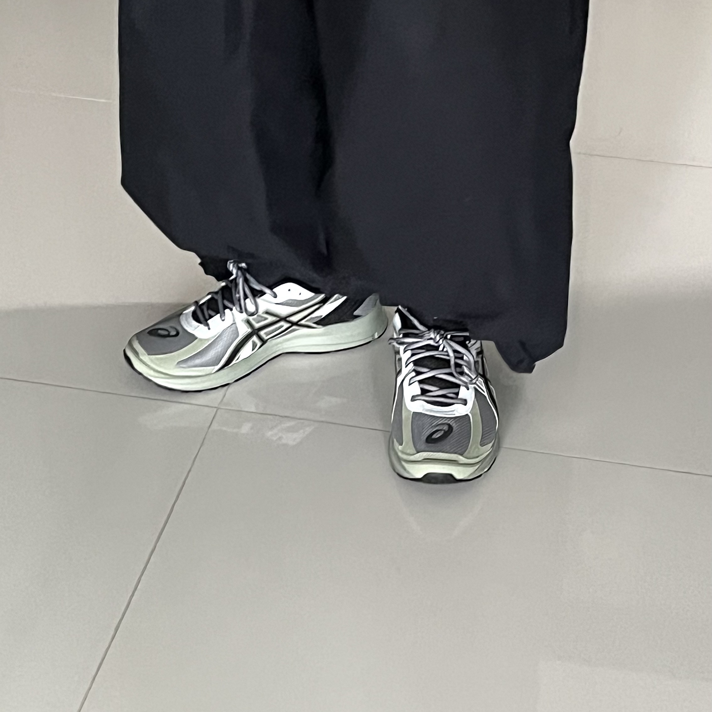 Asics Jog 100 S Sheet Rock - 2E Wide 착용 스타일