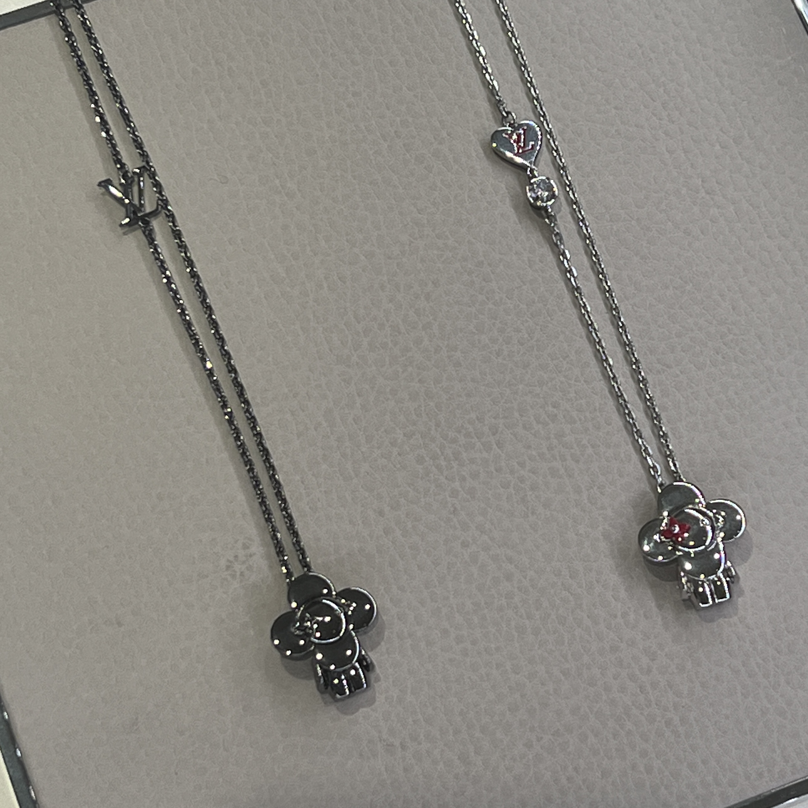 Louis Vuitton LV Love Vivienne Pendant Silver 착용 스타일