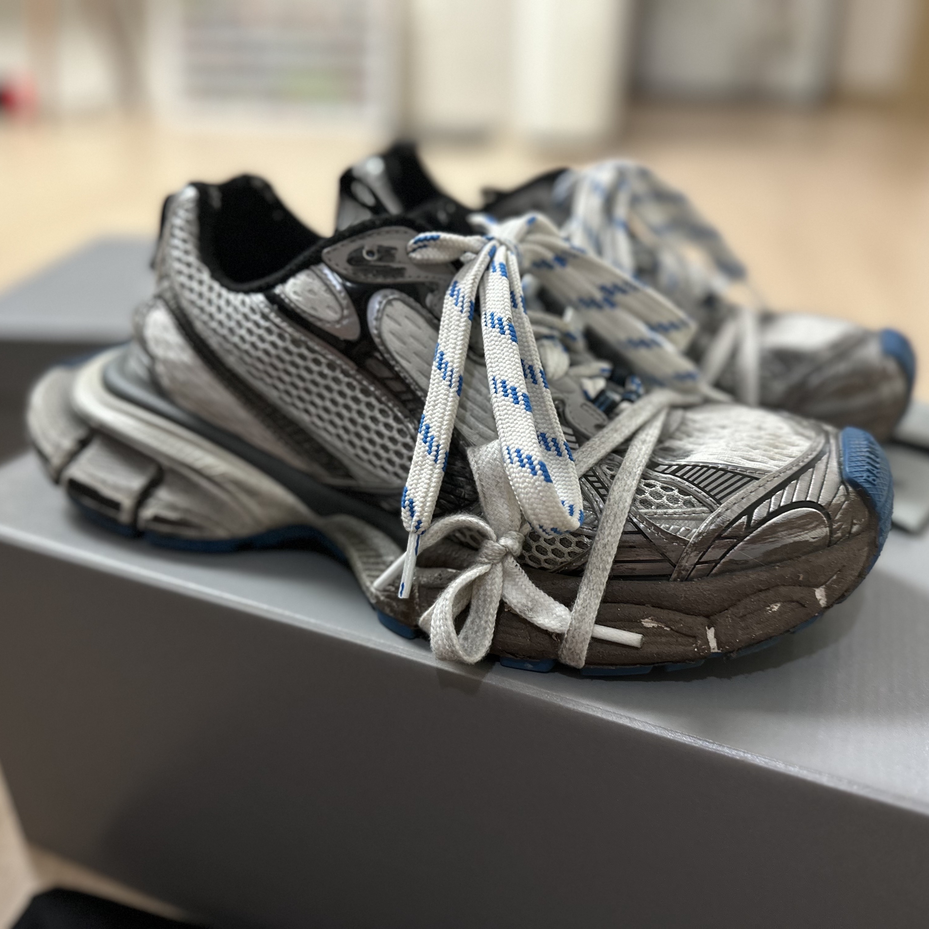 Balenciaga 3XL Sneakers Worn Out Grey White Blue 착용 스타일 - 3