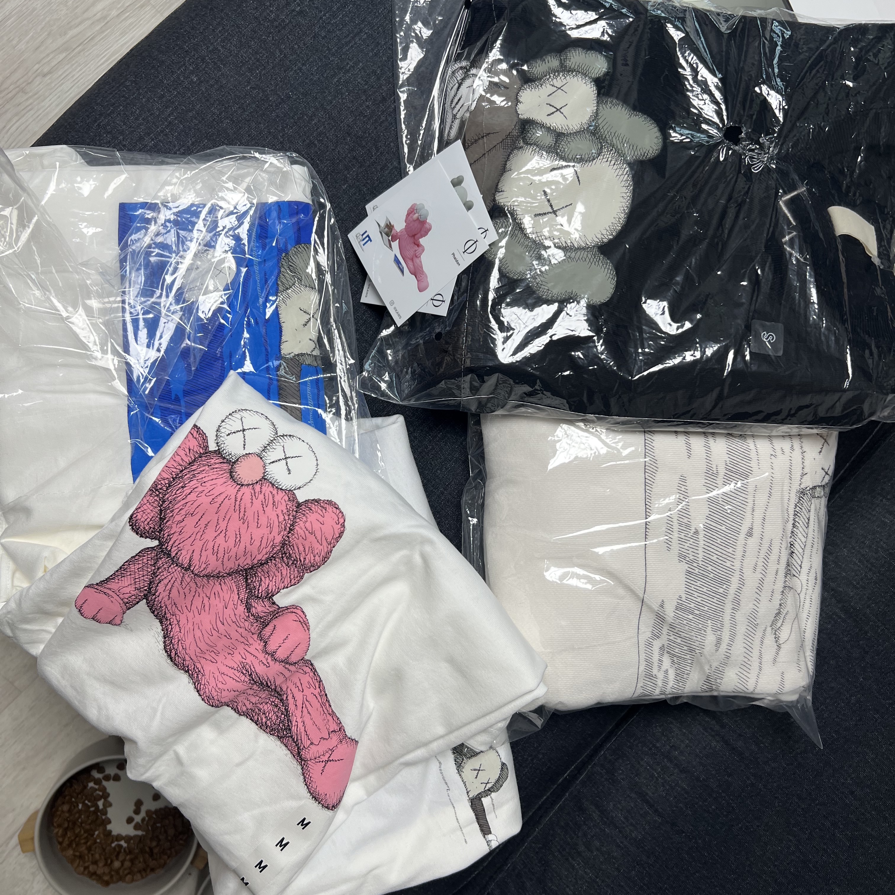 Uniqlo UT x Kaws Long Sleeve Sweatshirt Off White 착용 스타일