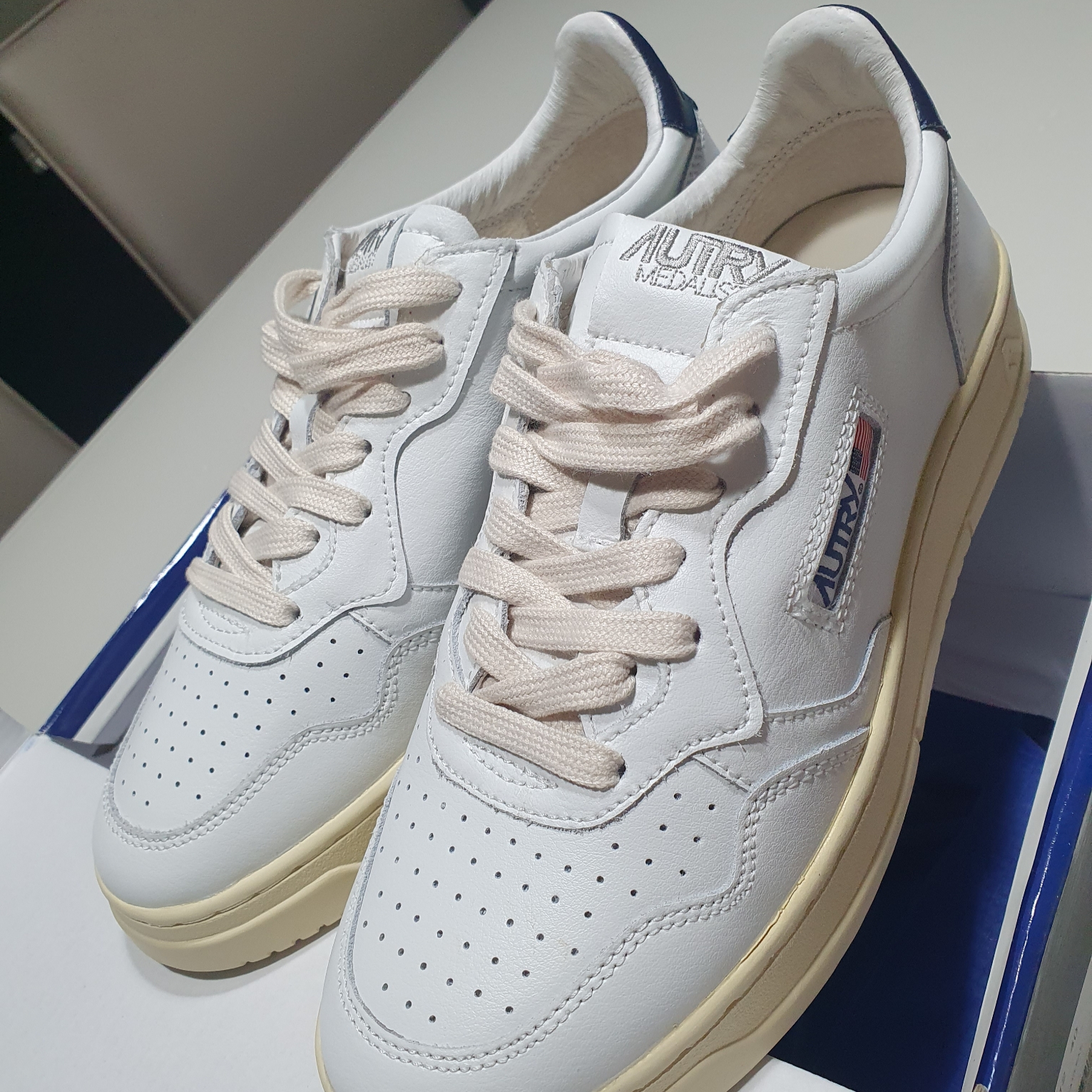 Autry Medalist Low Leather Sneakers White Blue 착용 스타일 - 2