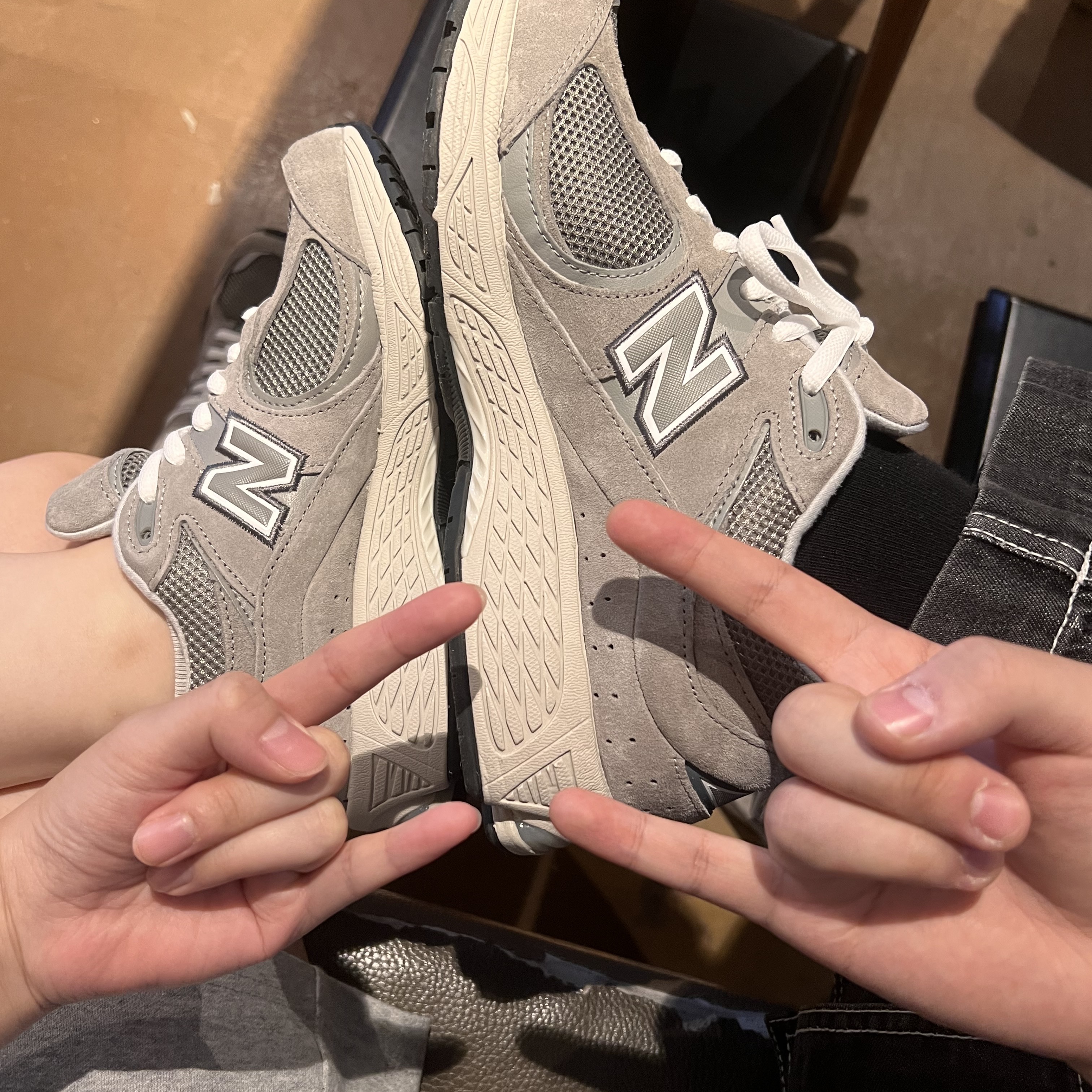 New Balance 2002R Grey 착용 스타일