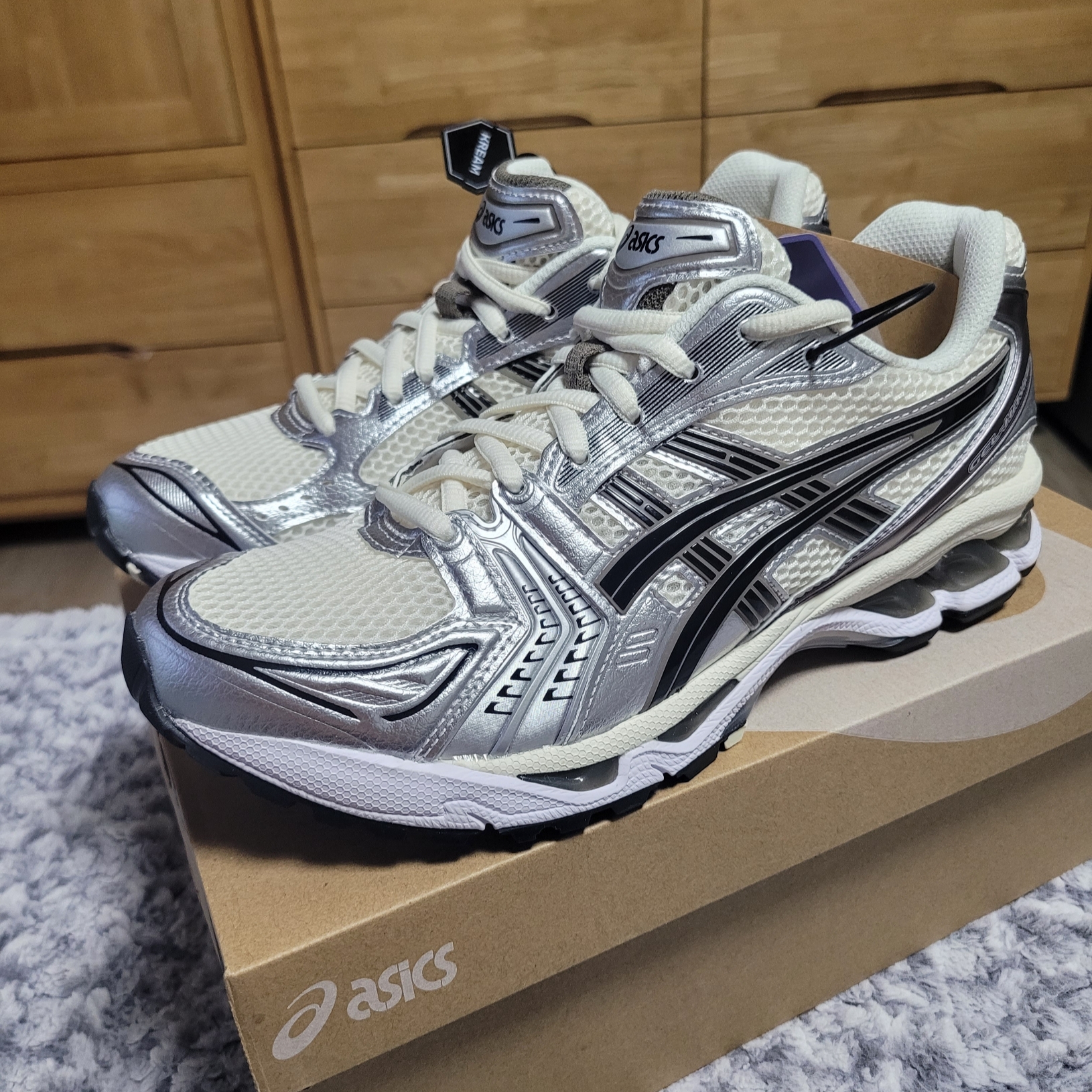 Asics Gel-Kayano 14 Cream Black 착용 스타일 - 1