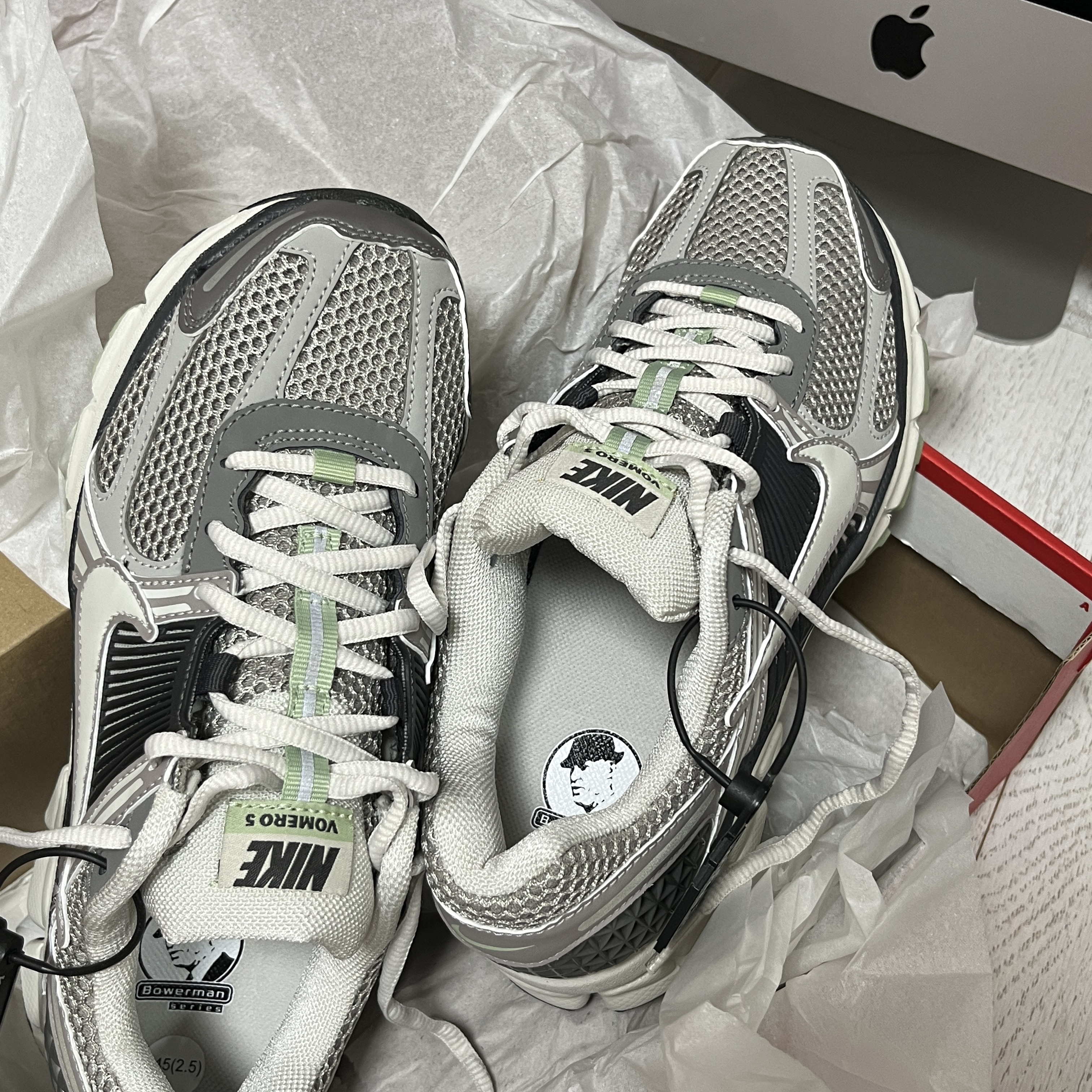 (W) Nike Zoom Vomero 5 Cobblestone and Flat Pewter 착용 스타일