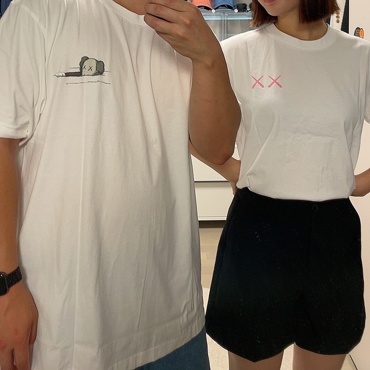 Uniqlo UT x Kaws Short Sleeve Graphic T-Shirt White, Uniqlo UT x Kaws Short Sleeve Graphic T-Shirt White 착용 스타일 - 2