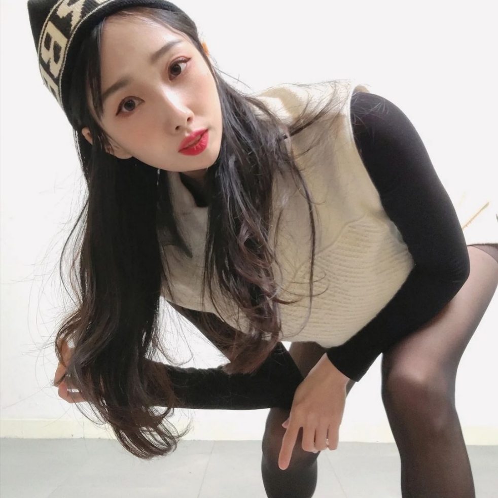 Burberry Logo Intarsia Cashmere Beanie Archive Beige 착용 스타일