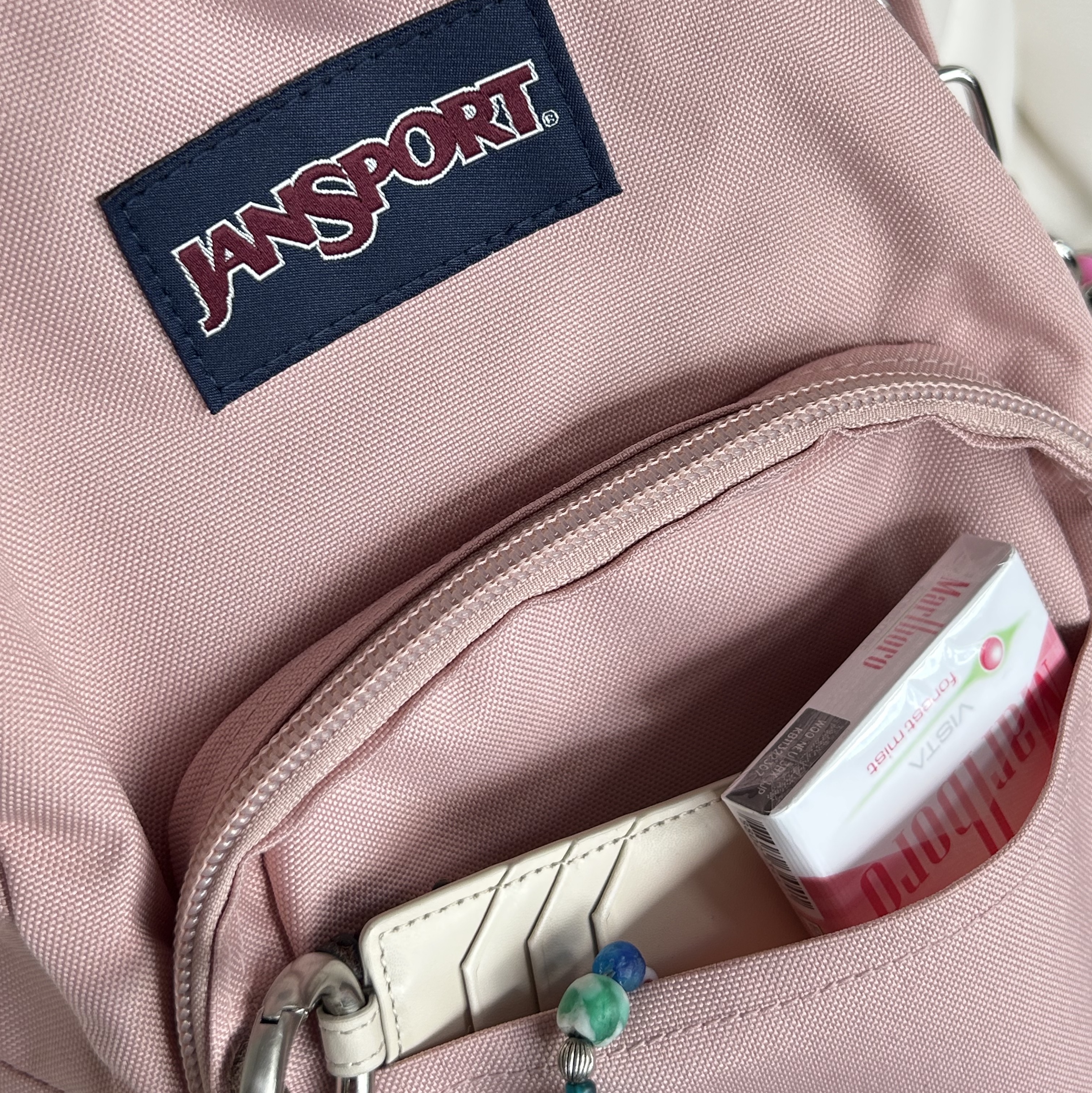 Jansport Half Pint Mini Backpack Misty Rose 착용 스타일 - 2