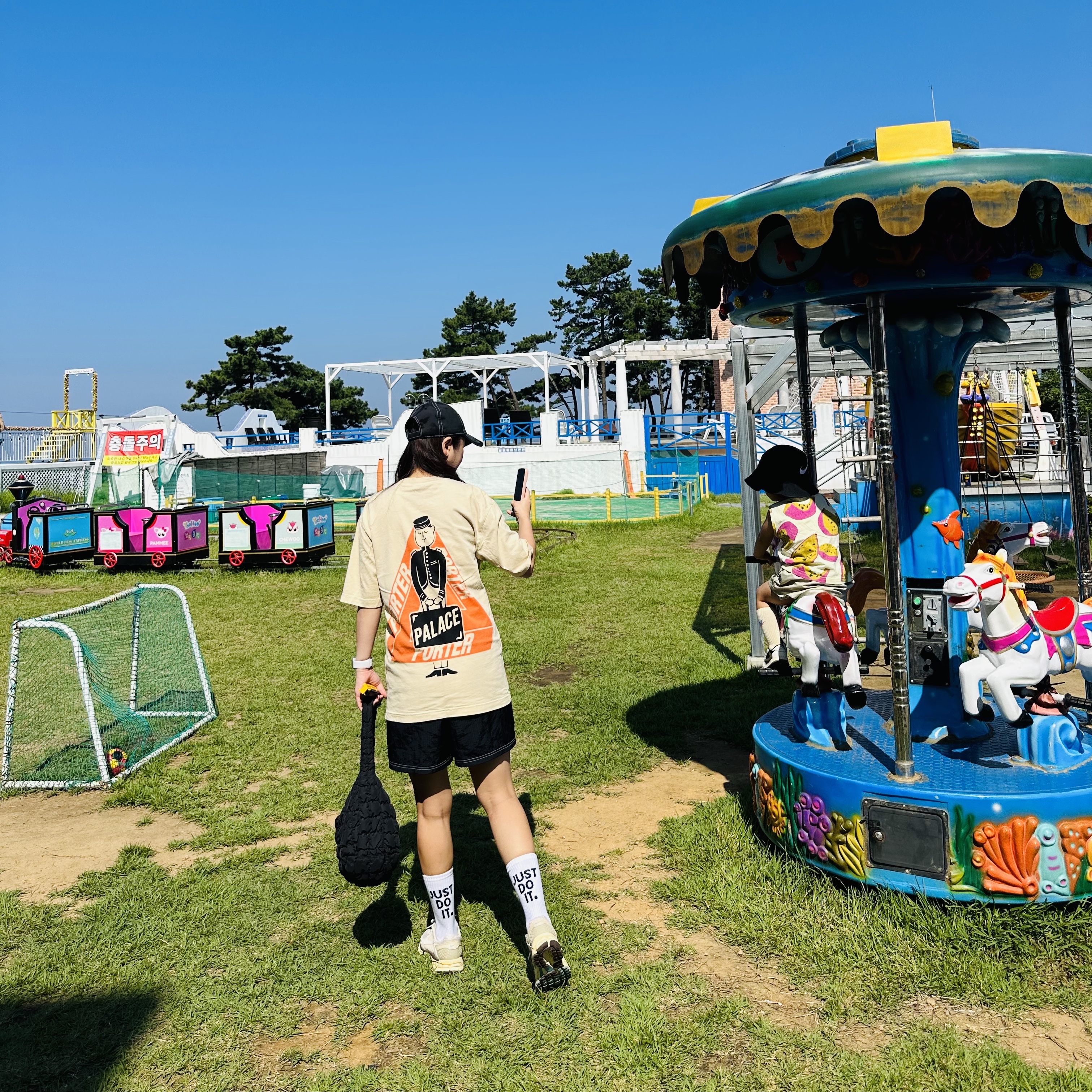 Palace x Porter Tri-Ferg Bell Boy T-Shirt Sand, COS Quilted Mini Bag Black 착용 스타일 - 3