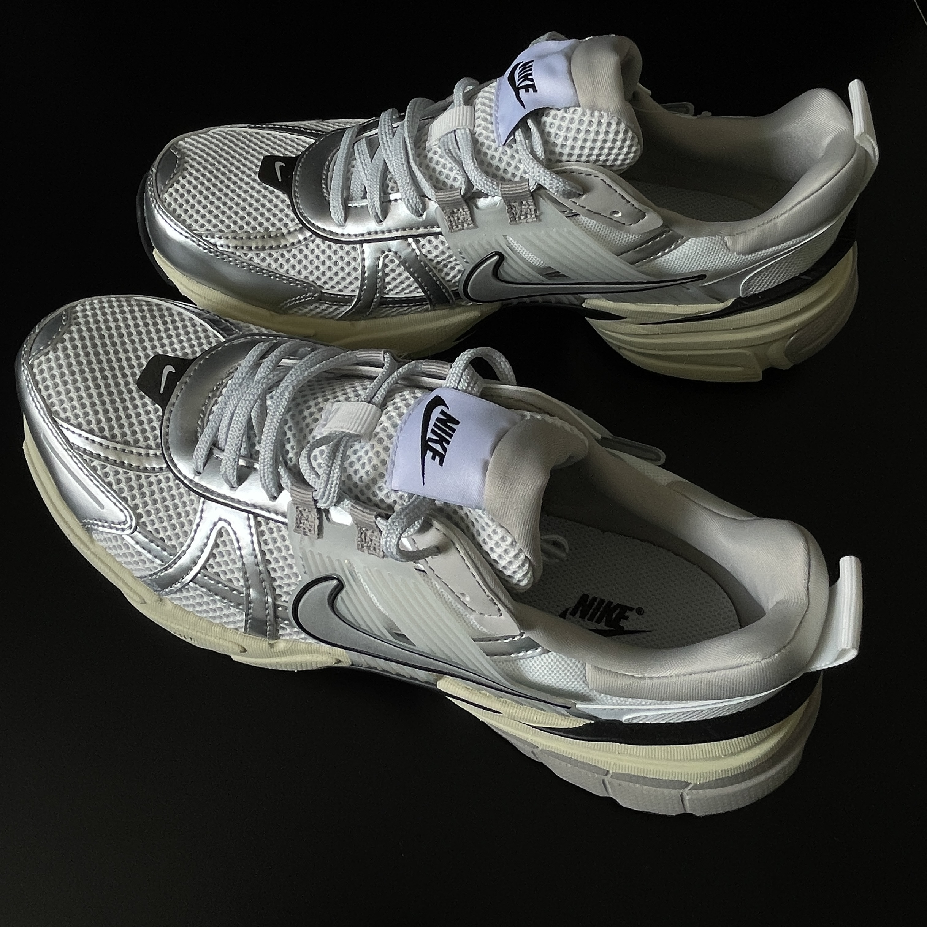 Nike V2K Run Summit White Metallic Silver 착용 스타일