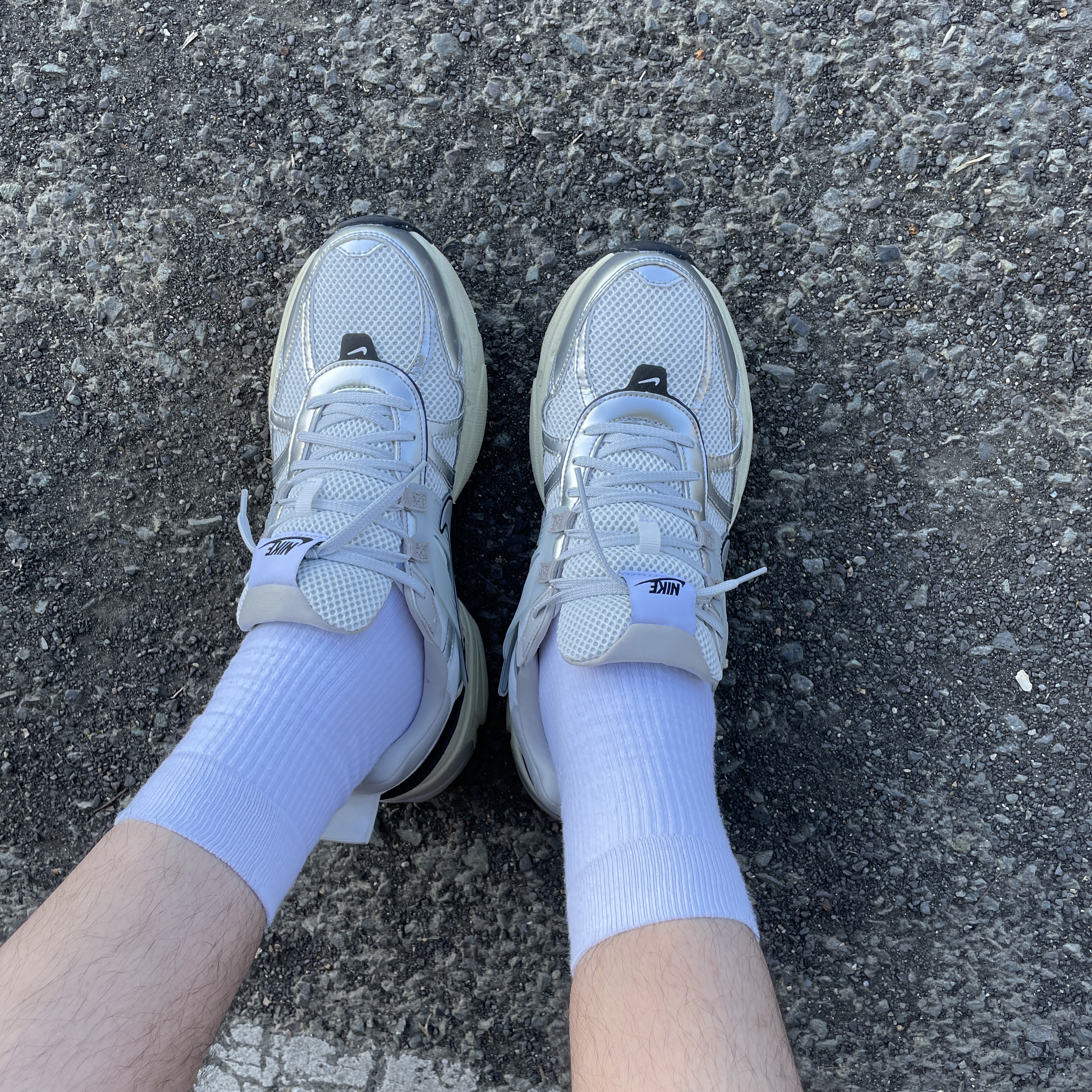 Nike V2K Run Summit White Metallic Silver 착용 스타일 - 2