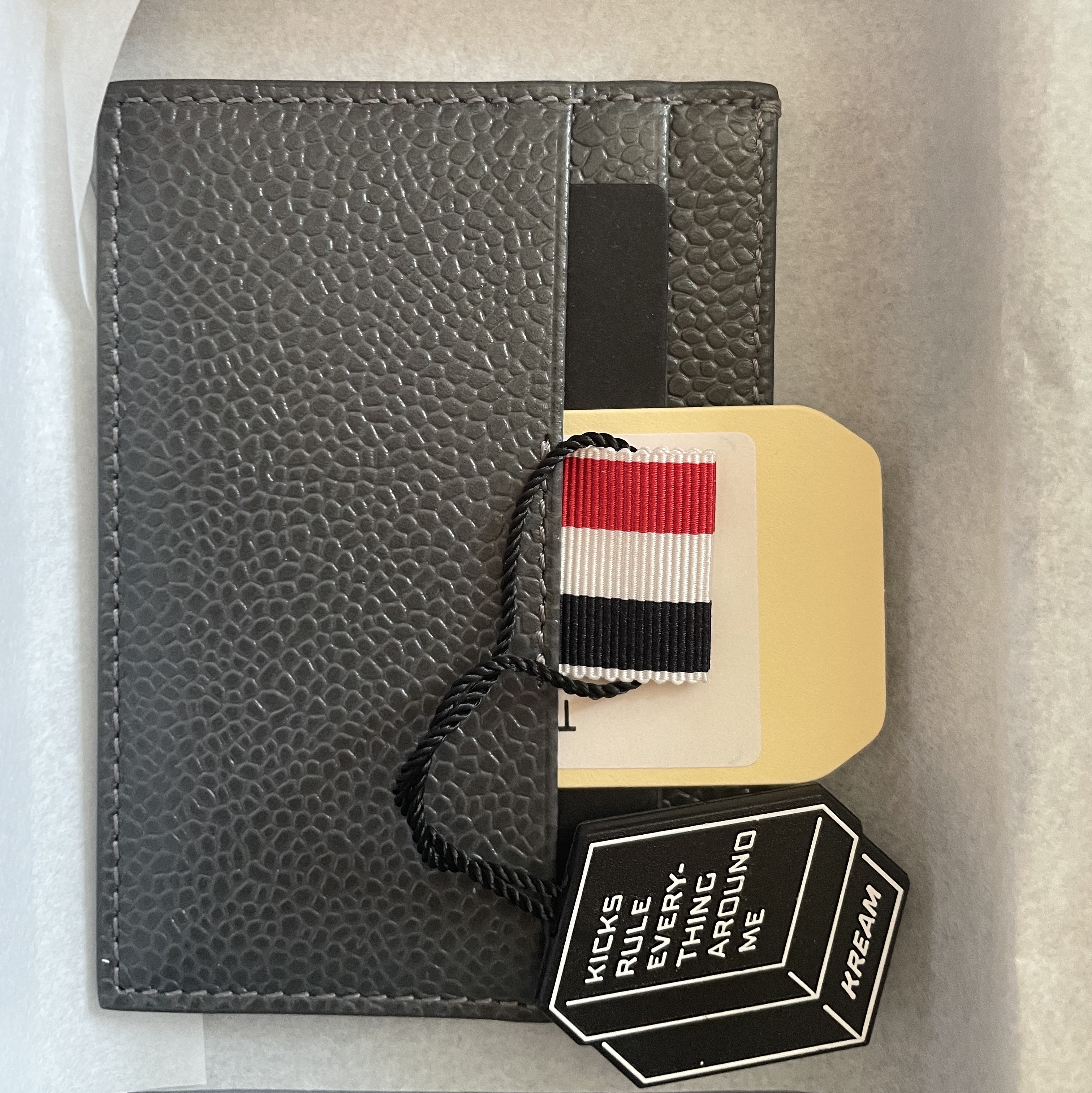 Thom Browne Pebble Grain Leather Paper Label Single Card Holder Dark Grey 착용 스타일 - 3