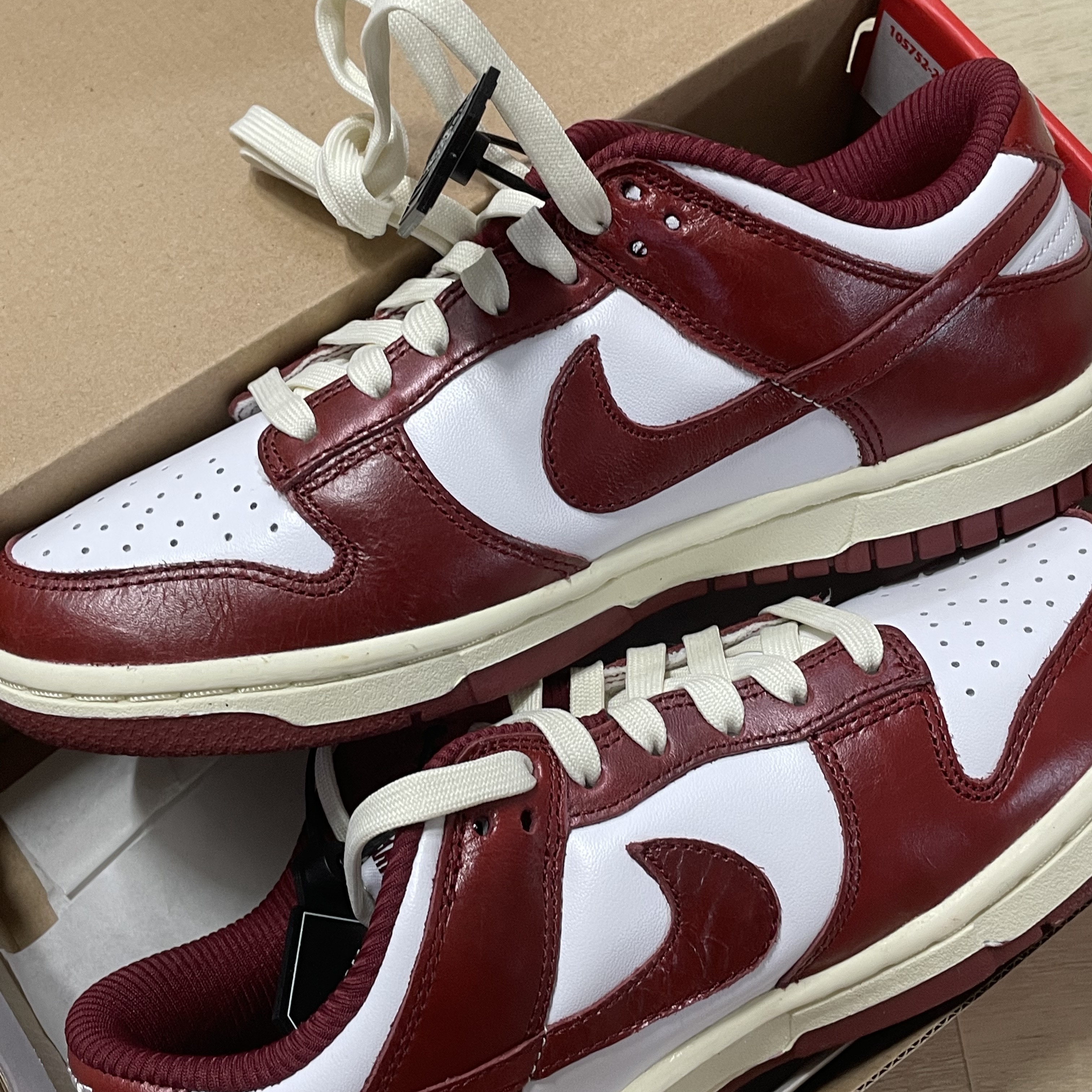 (W) Nike Dunk Low Retro PRM Team Red and White 착용 스타일