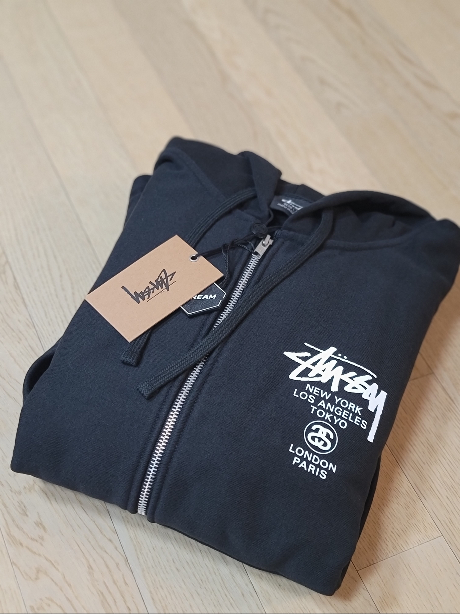 Stussy World Tour Zip Hoodie Black 2023 착용 스타일 - 2