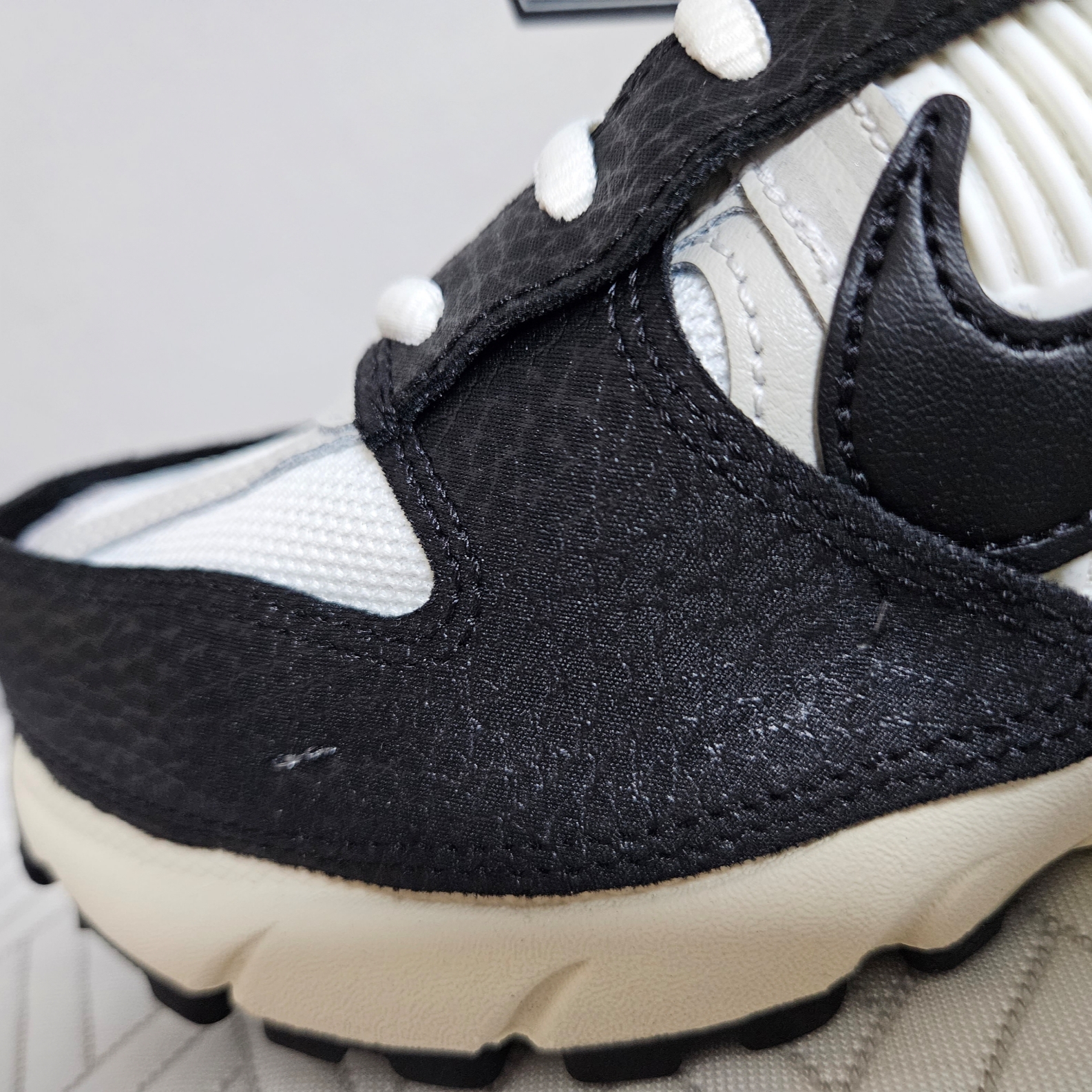 (W) Nike Zoom Vomero 5 Wolf Grey and Black 착용 스타일 - 4