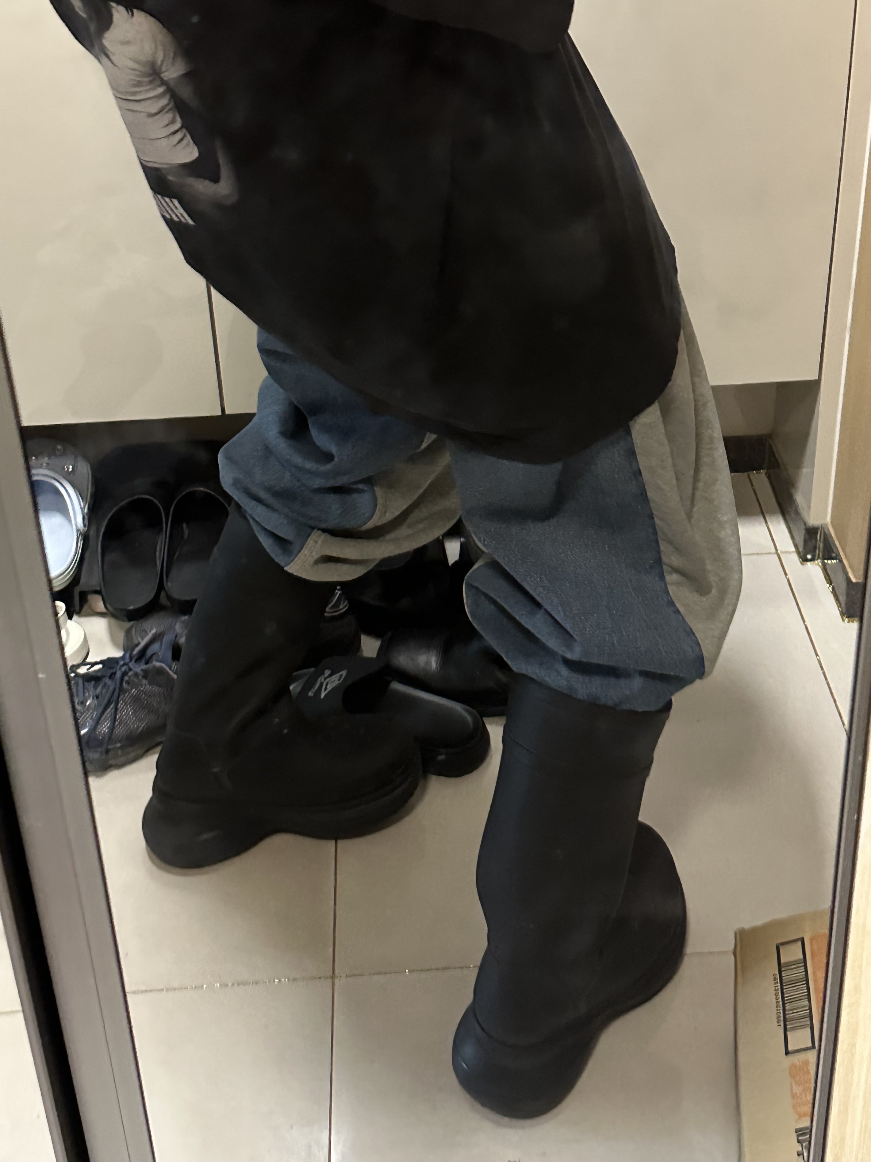 Balenciaga Defender Sneakers Beige, Balenciaga x Crocs Rubber Boot Black 착용 스타일 - 2