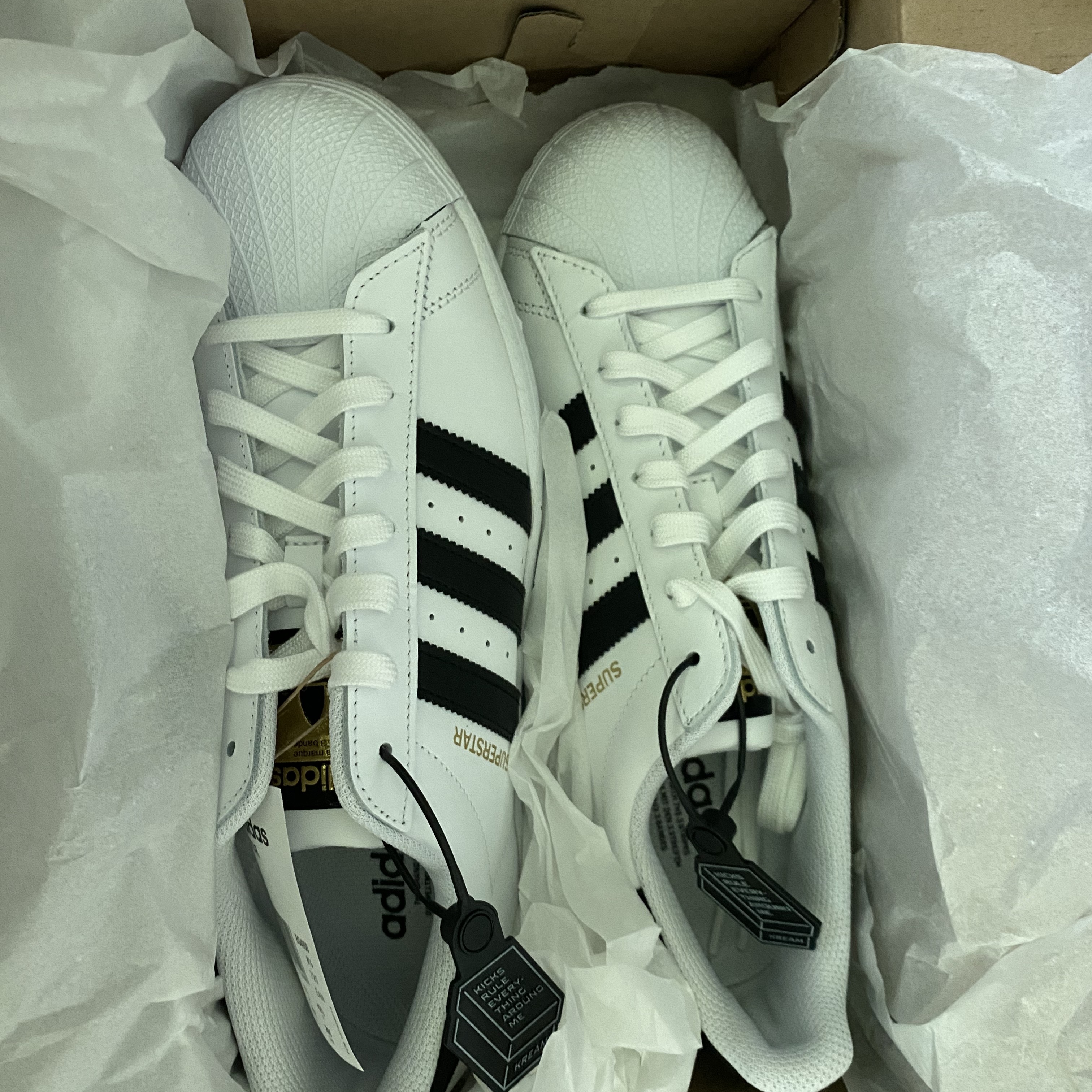 Adidas Superstar White Black 착용 스타일