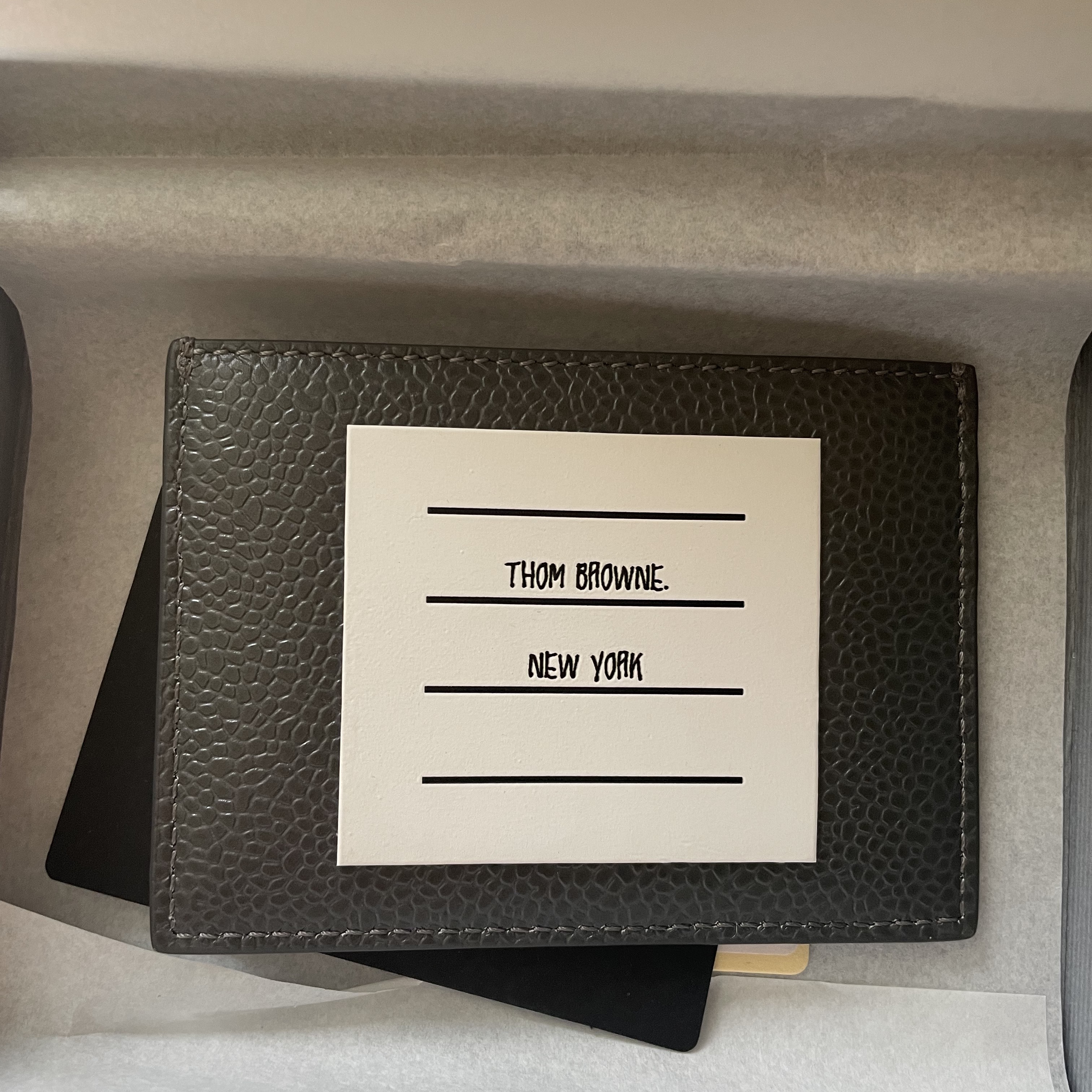 Thom Browne Pebble Grain Leather Paper Label Single Card Holder Dark Grey 착용 스타일 - 2