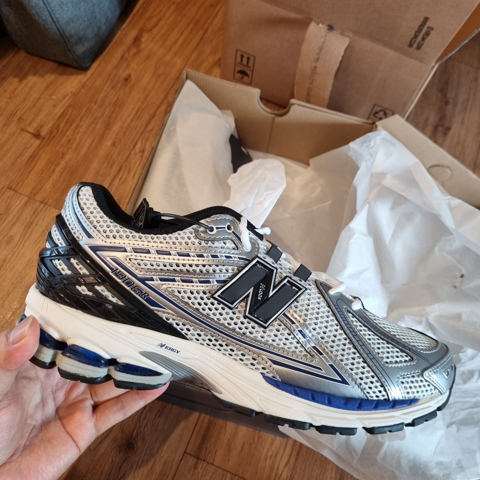 New Balance 1906R Silver Metallic 착용 스타일 - 1