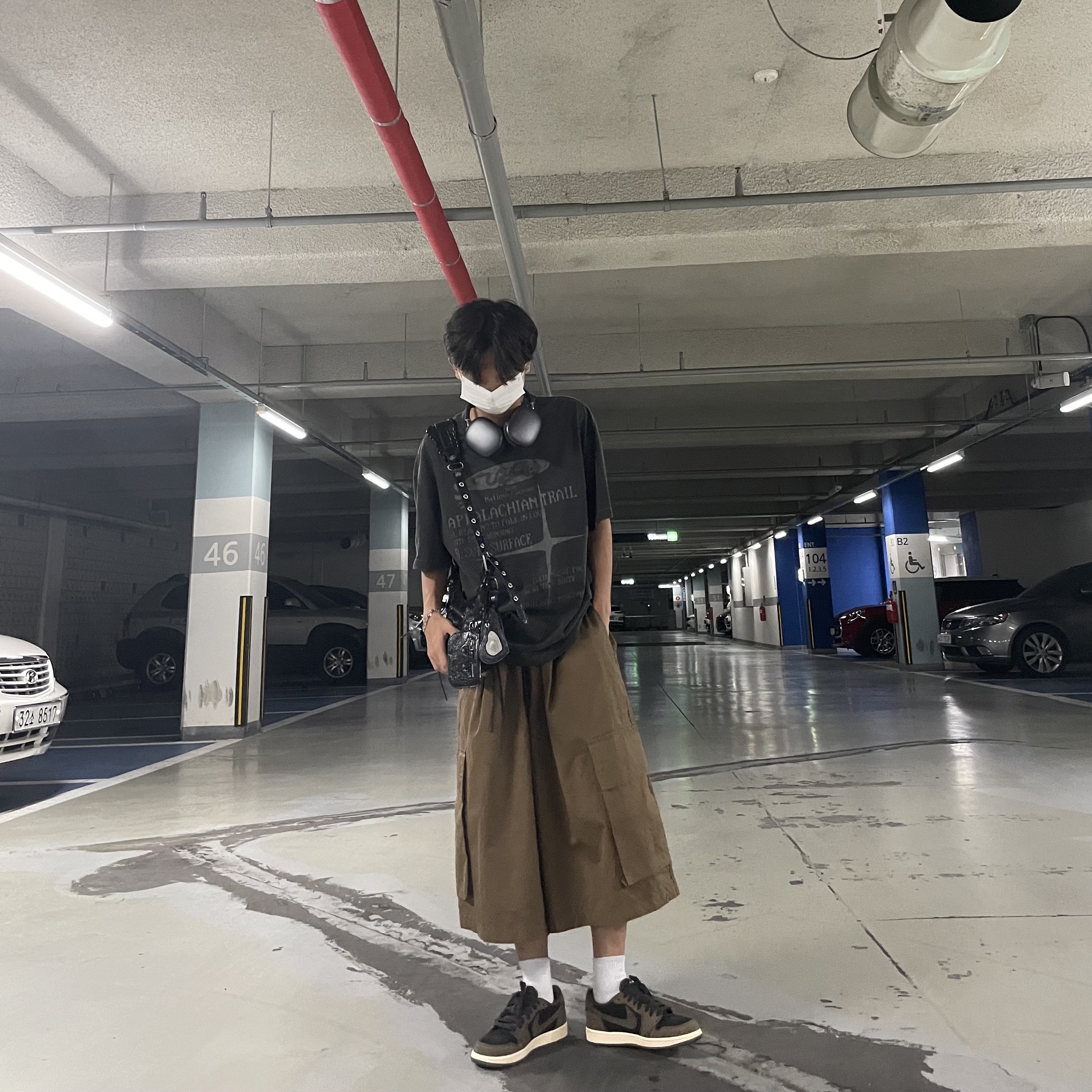 Jordan 1 x Travis Scott Retro Low OG SP Mocha, Apple AirPods Max Lightning Space Gray (Korean Ver.) 착용 스타일 - 1
