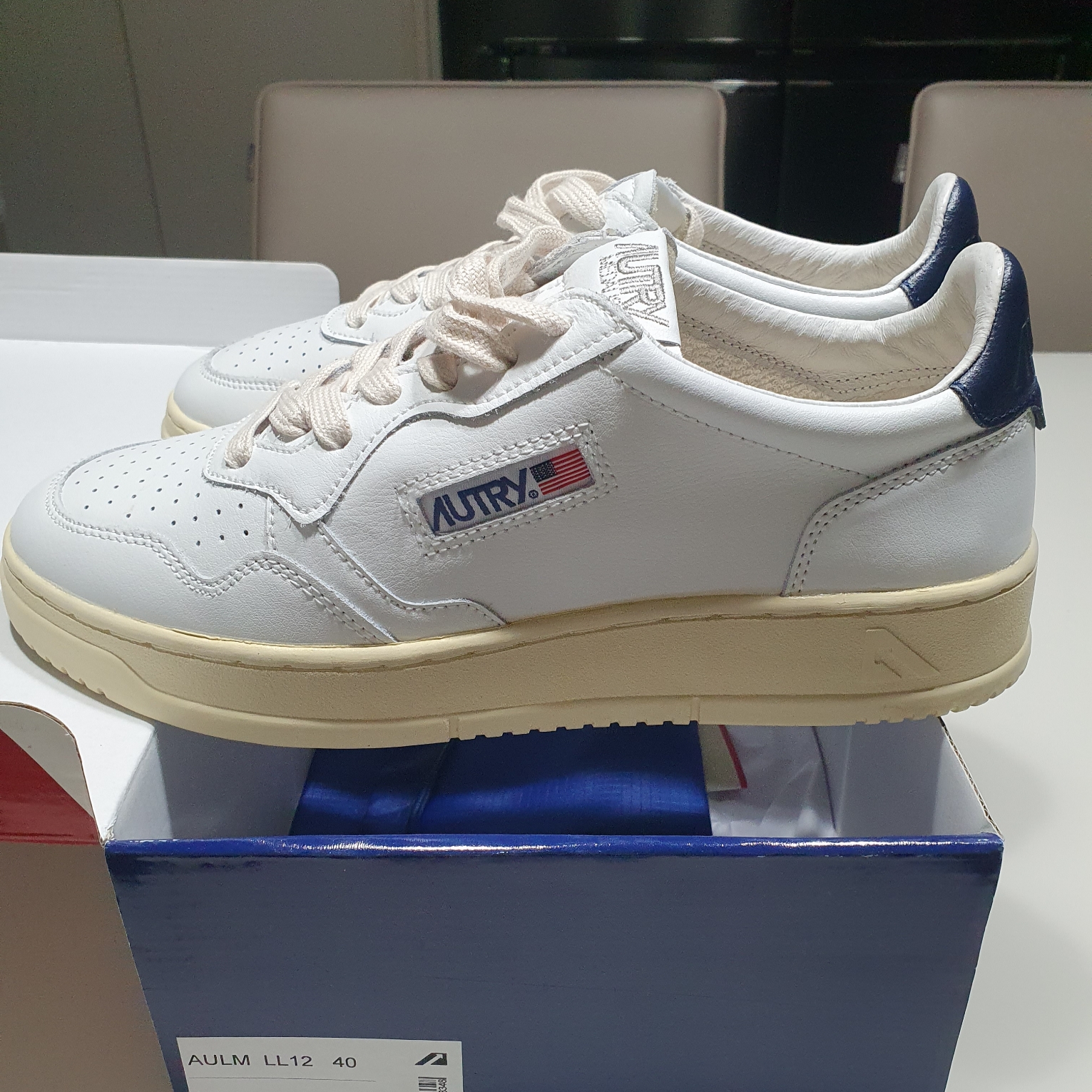 Autry Medalist Low Leather Sneakers White Blue 착용 스타일 - 1