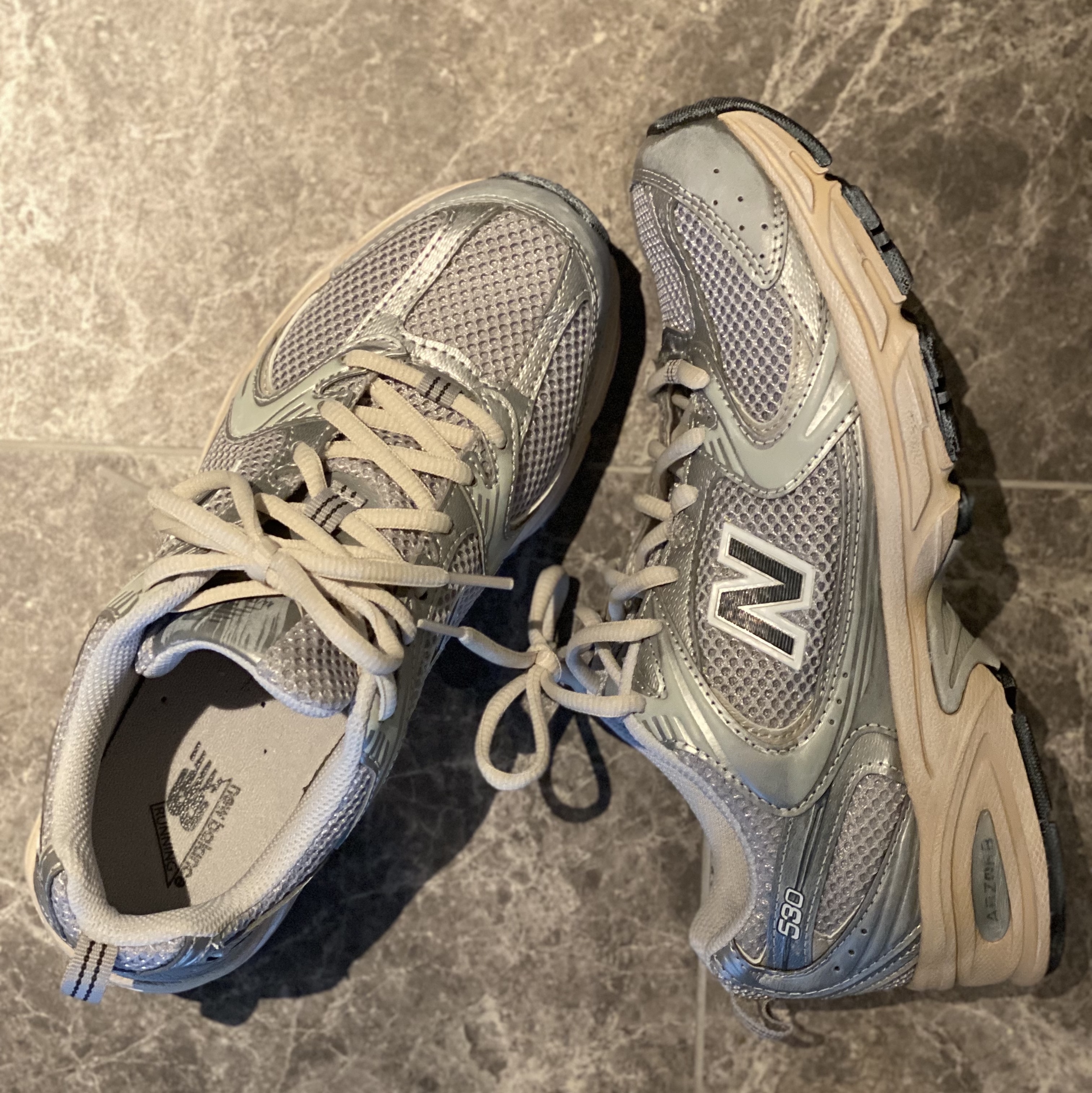 New Balance 530 Vintage Metallic Silver 착용 스타일