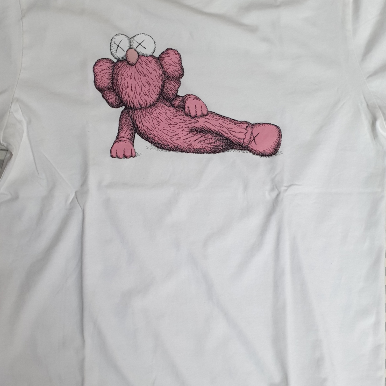 Uniqlo UT x Kaws Short Sleeve Graphic T-Shirt White, Uniqlo UT x Kaws Long Sleeve Sweatshirt Black ์ฐฉ์ฉ ์คํ์ผ - 1