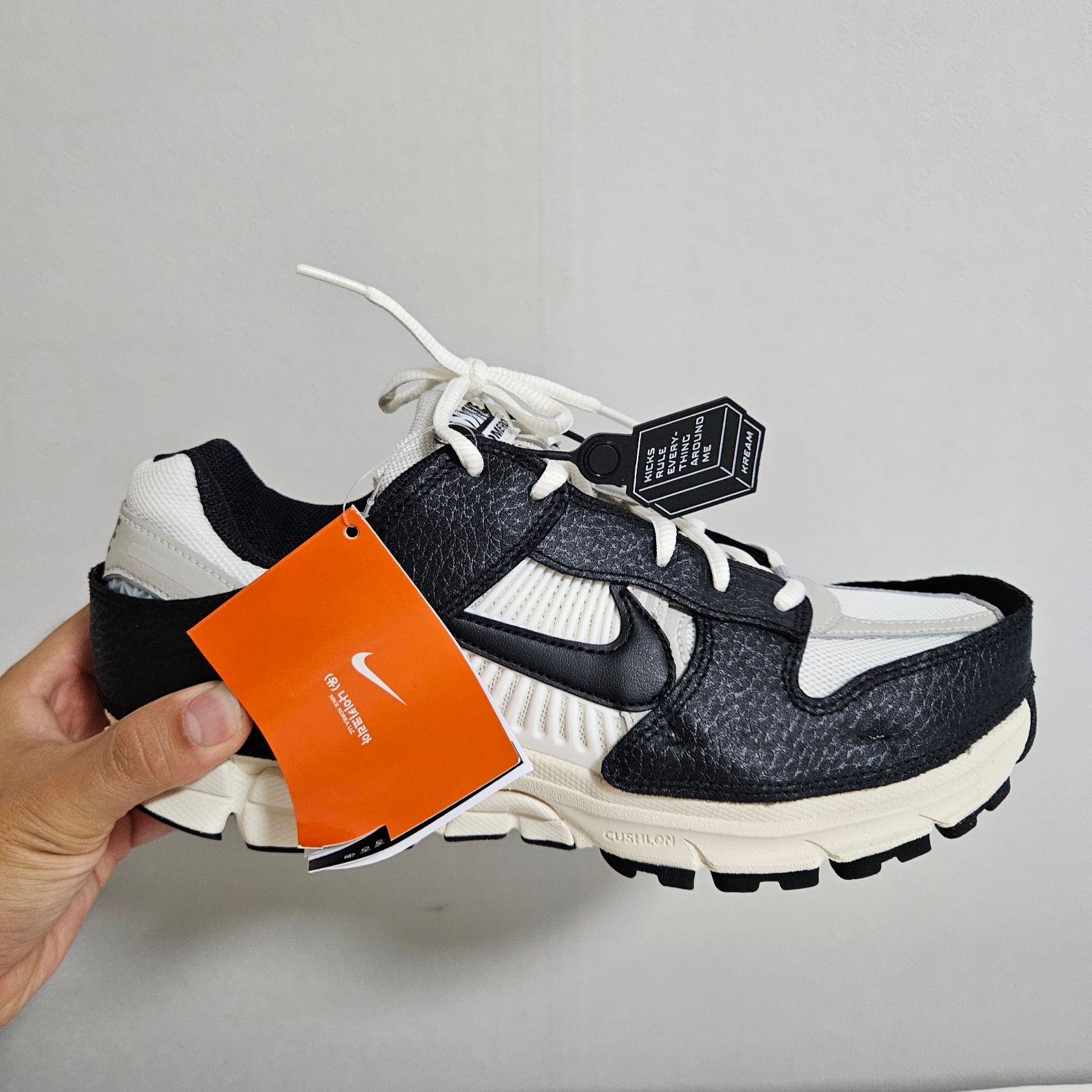 (W) Nike Zoom Vomero 5 Wolf Grey and Black 착용 스타일 - 1