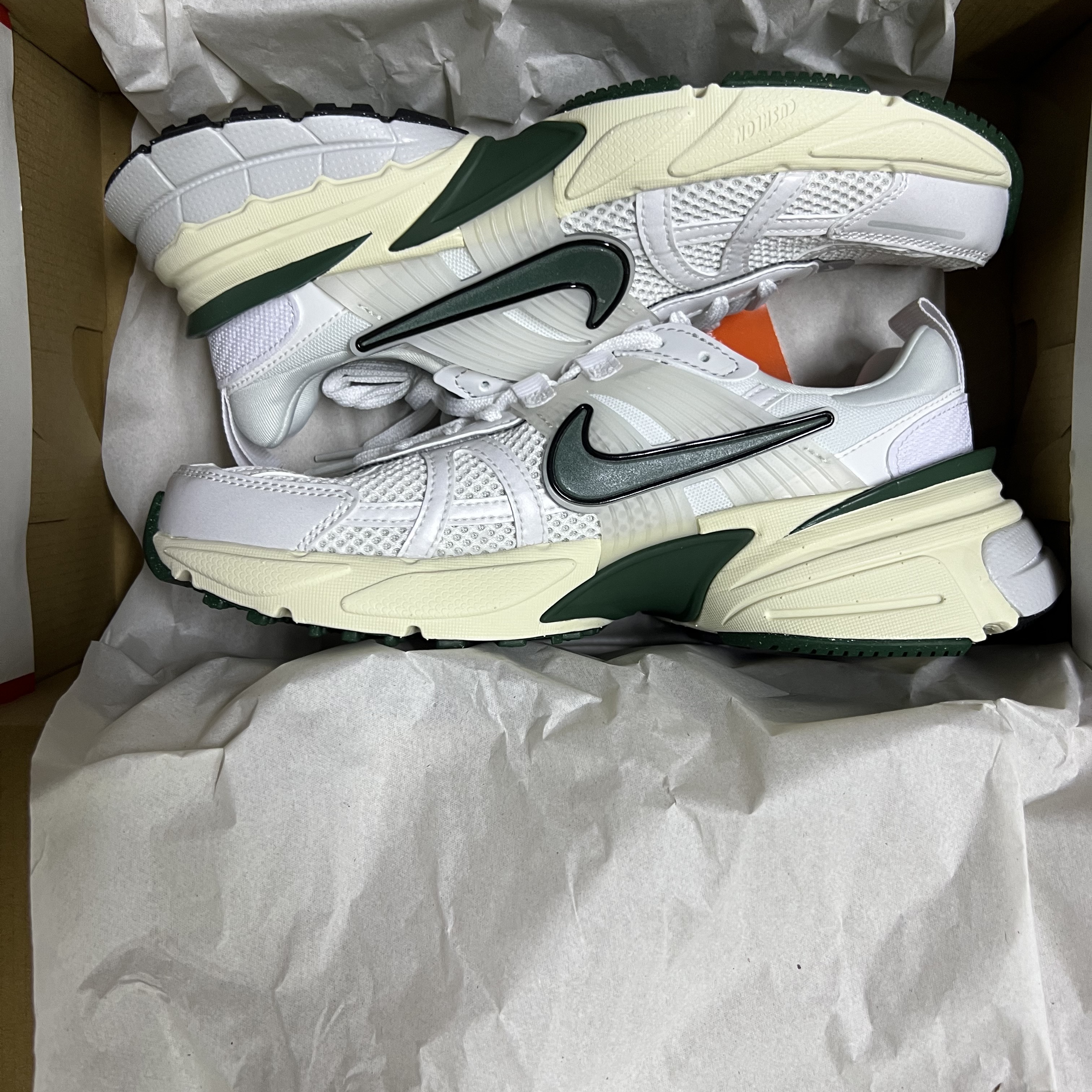 Nike V2K Run White Fir 착용 스타일