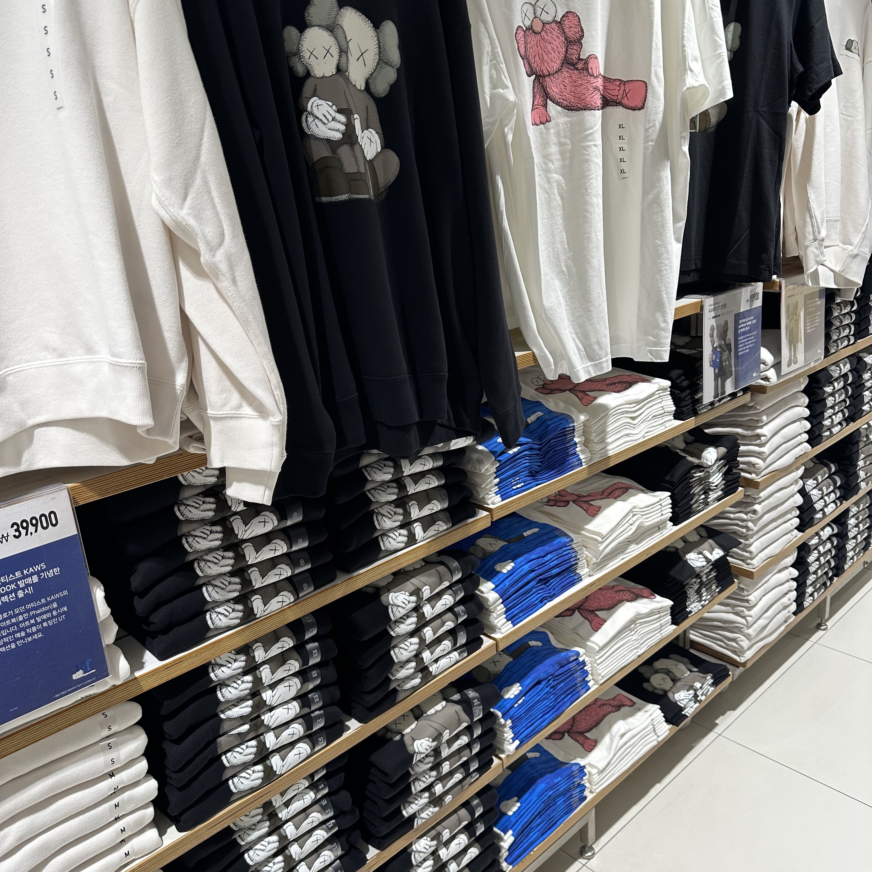 Uniqlo UT x Kaws Long Sleeve Sweatshirt Black, Uniqlo UT x Kaws Short Sleeve Graphic T-Shirt Black 착용 스타일