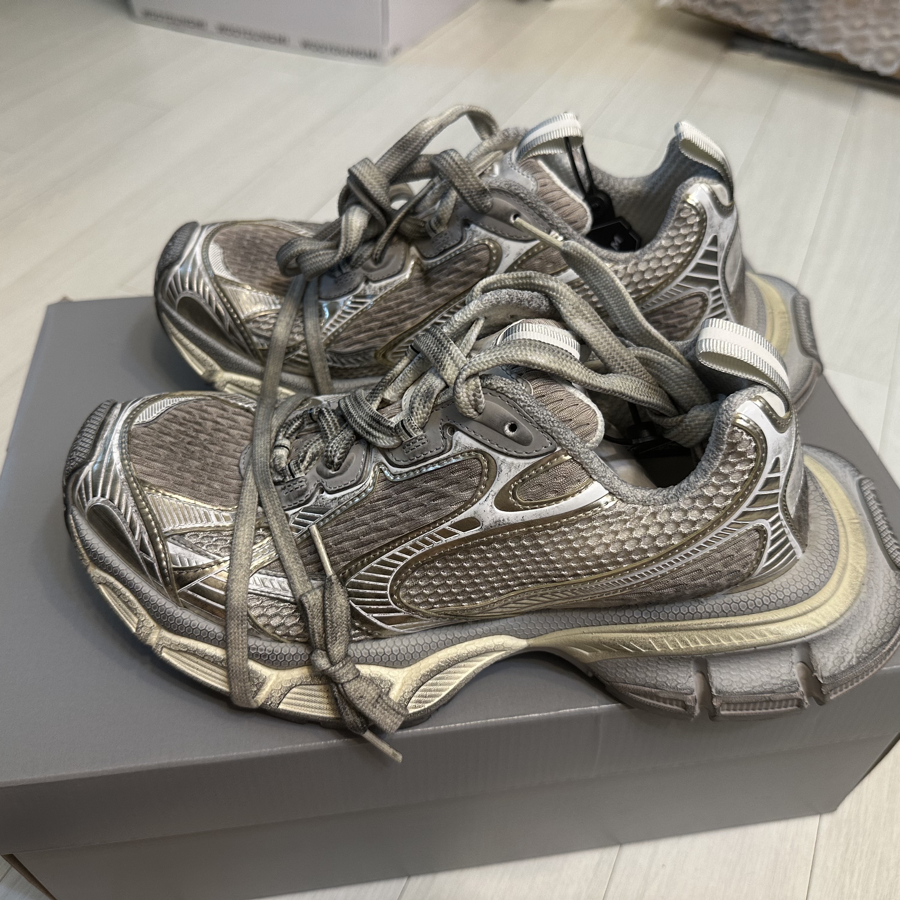 Balenciaga 3XL Sneakers Light Beige 착용 스타일