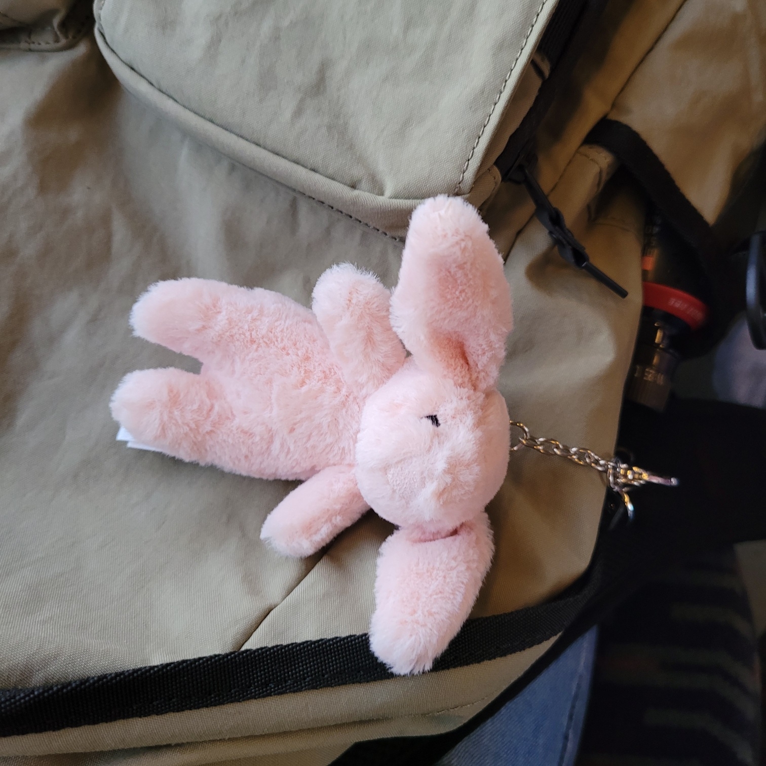 Jellycat Bashful Bunny Bag Charm Blush 착용 스타일