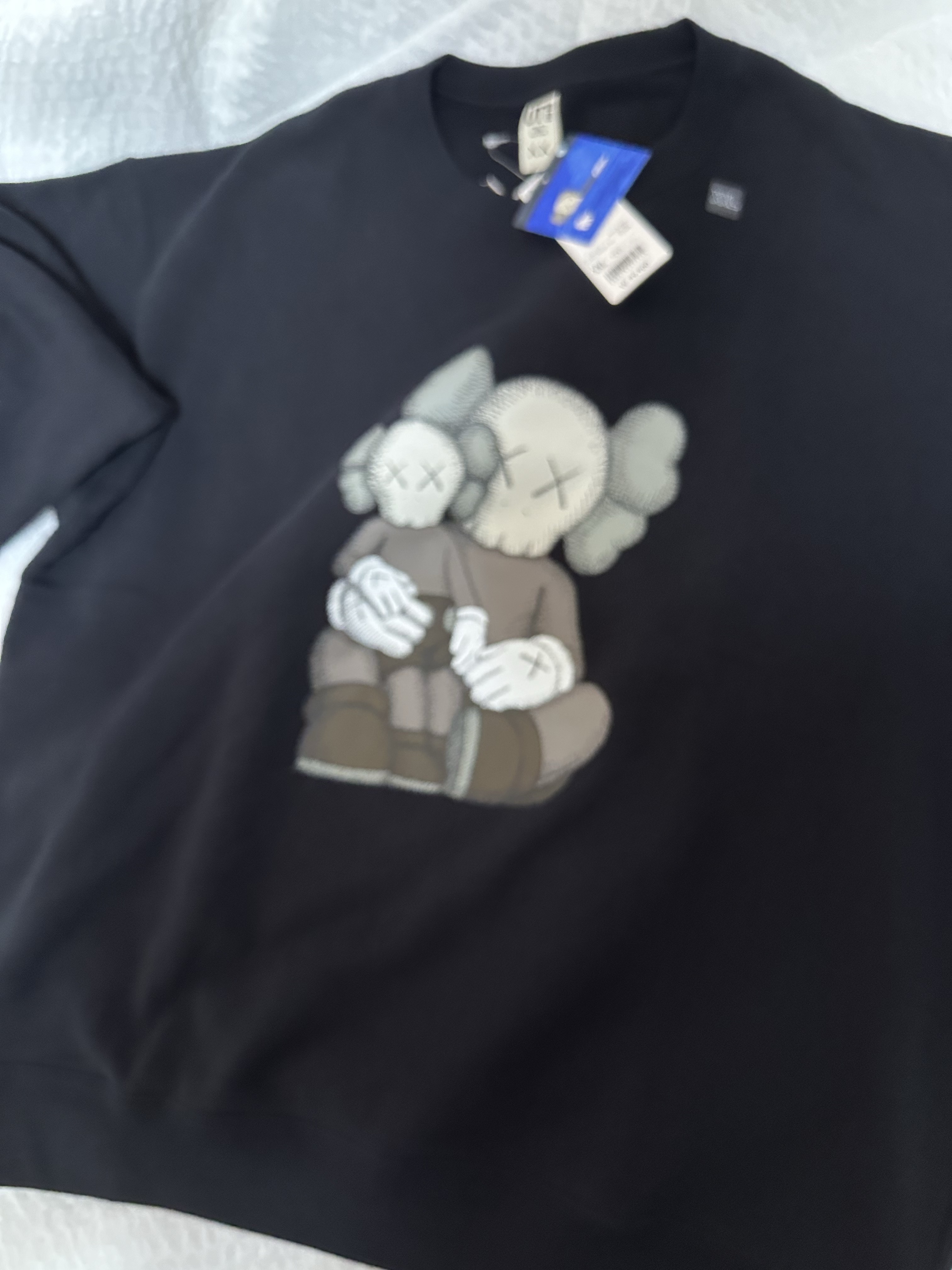 Uniqlo UT x Kaws Short Sleeve Graphic T-Shirt Black, Uniqlo UT x Kaws Long Sleeve Sweatshirt Black 착용 스타일 - 1