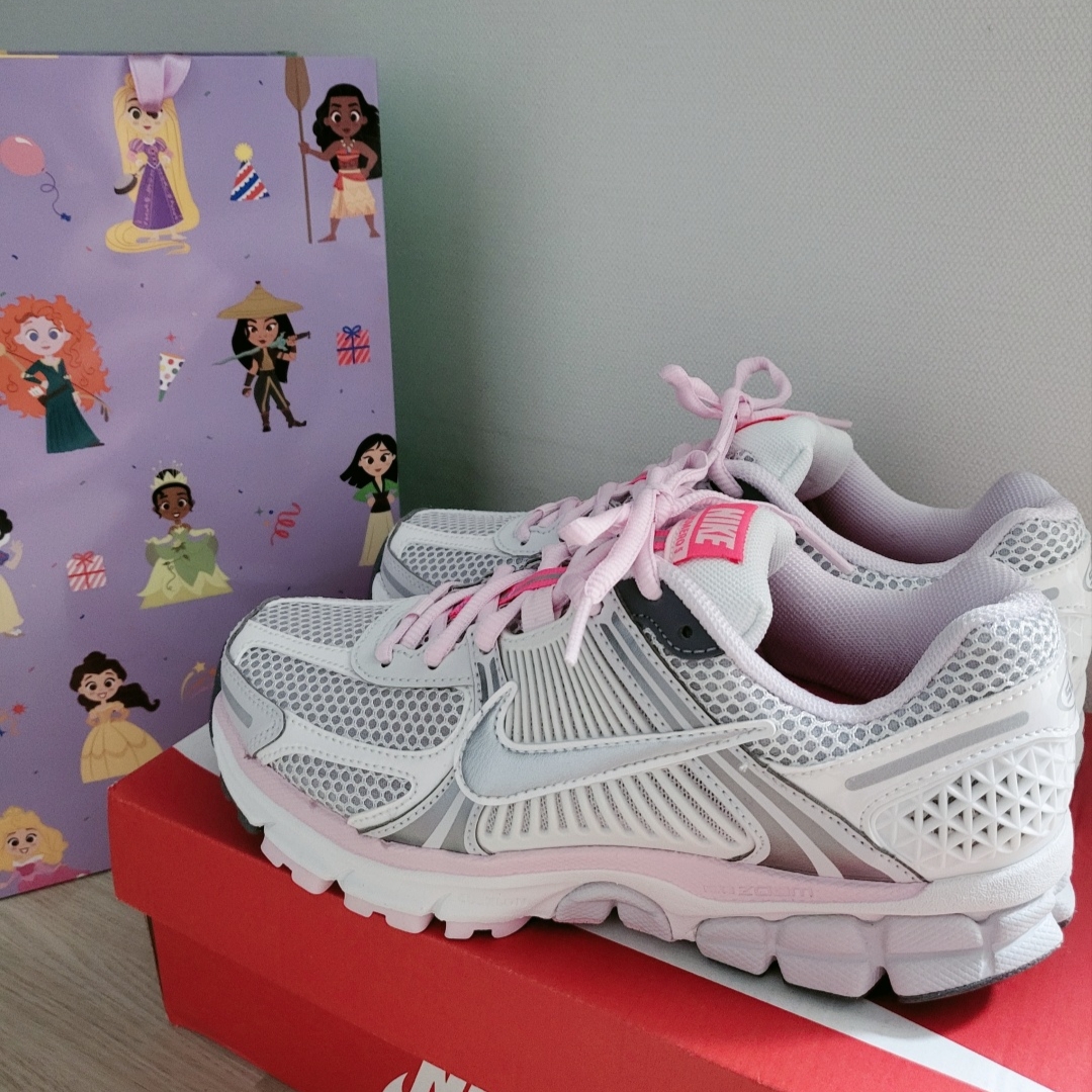 (W) Nike Zoom Vomero 5 Photon Dust Metallic Silver 착용 스타일