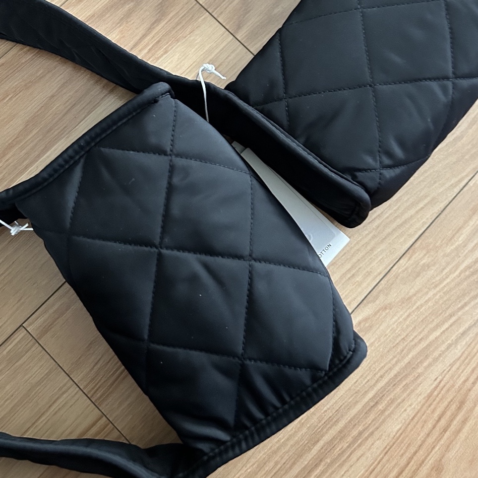 COS Diamond Quilted Mini Crossbody Bag Black 착용 스타일