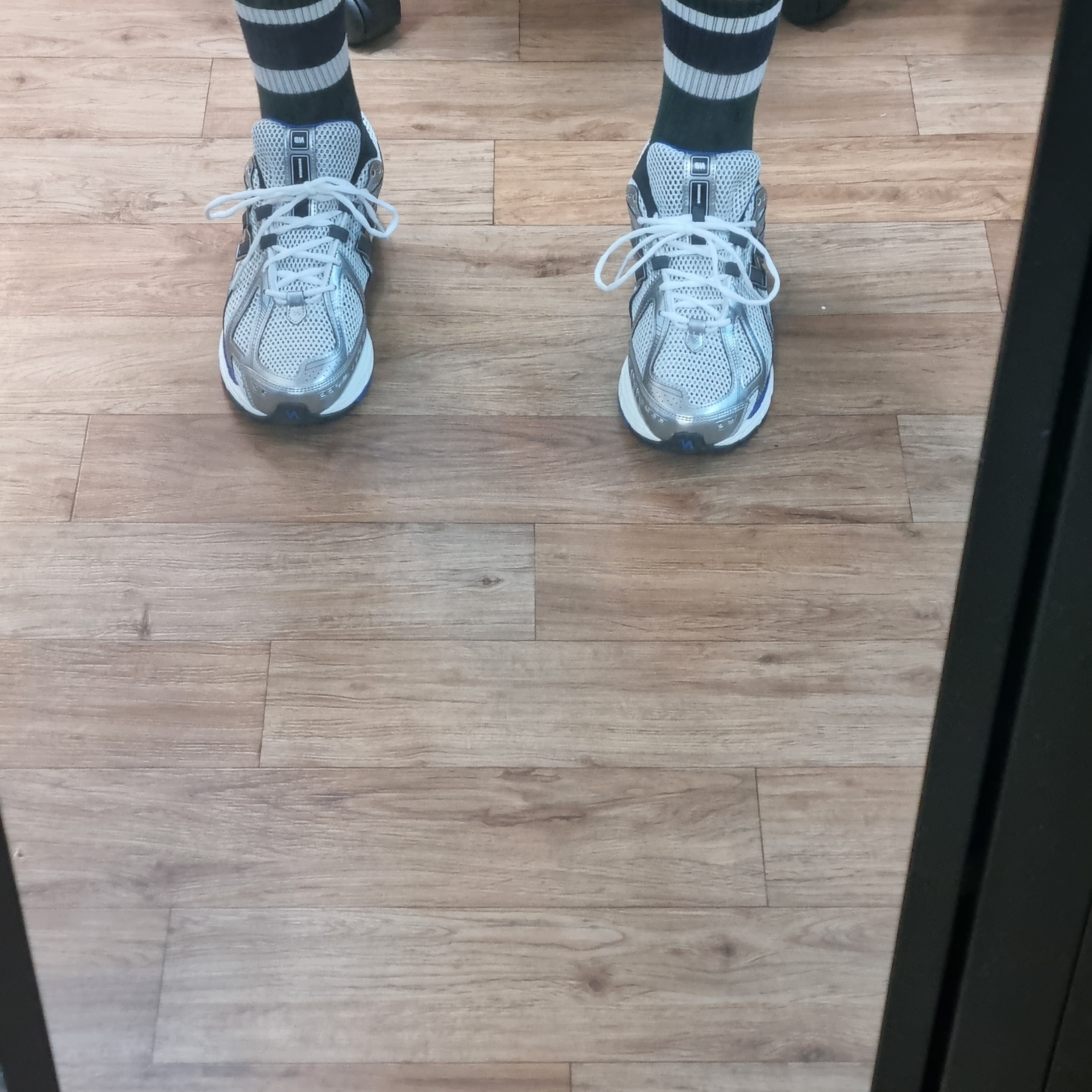 New Balance 1906R Silver Metallic 착용 스타일 - 2